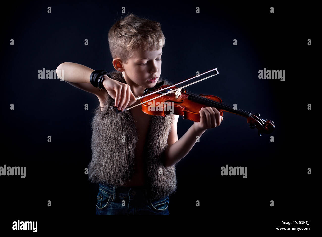 Ragazzo alla moda con il suo violino Foto Stock