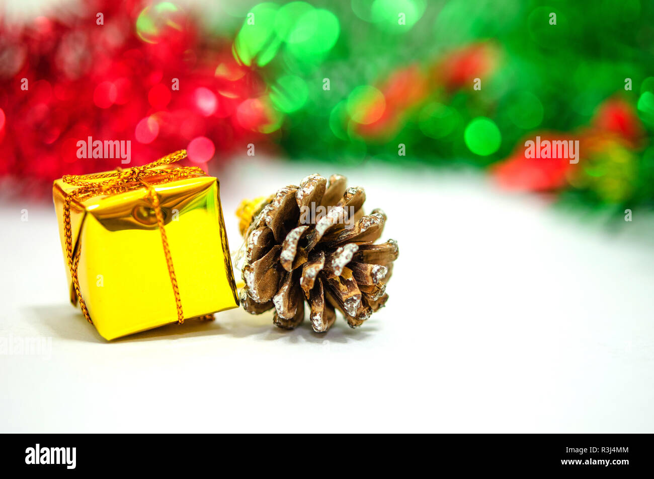 Le decorazioni di Natale sfondo e confezioni regalo su sfondo bianco. Foto Stock