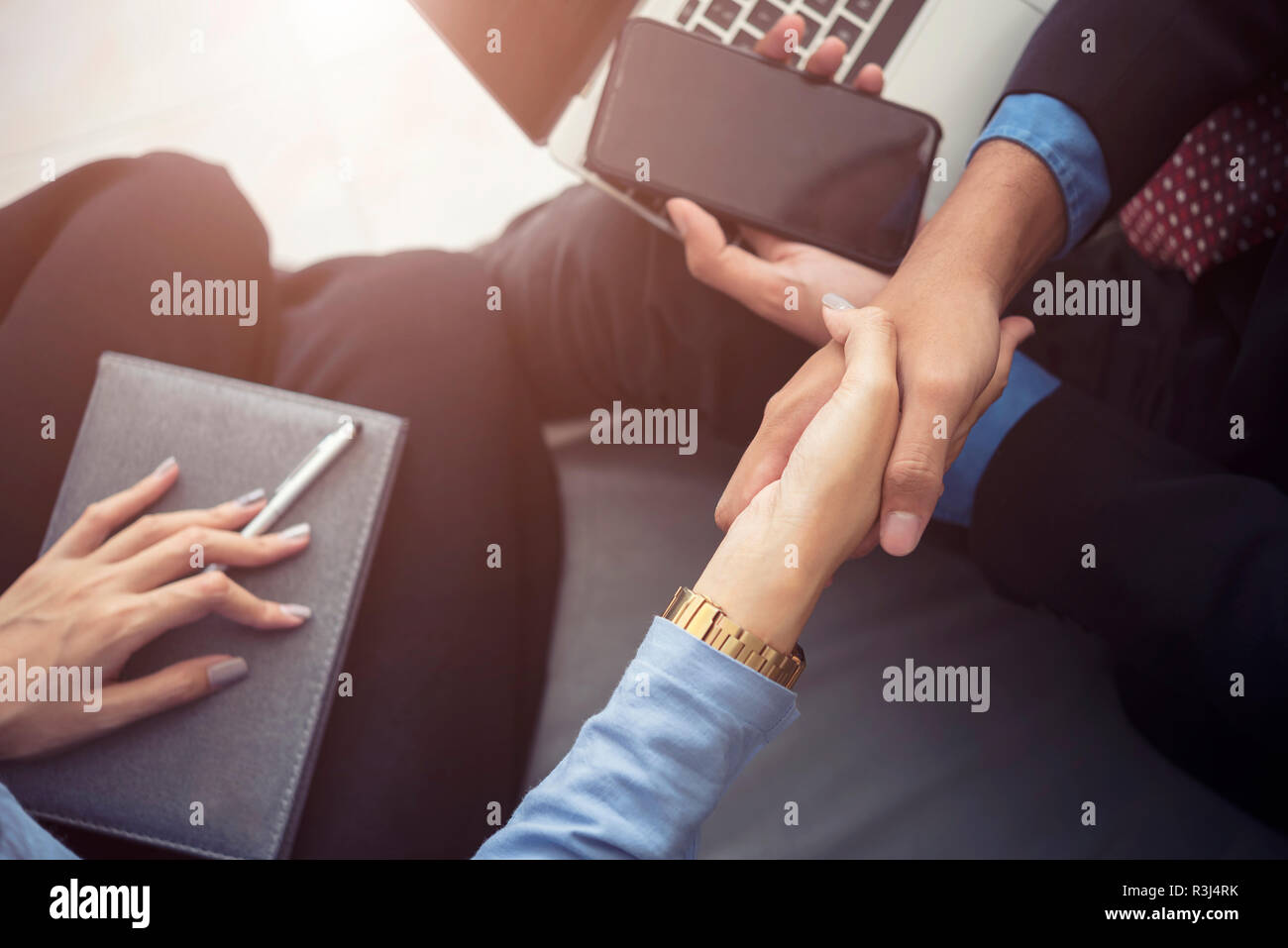 Business di successo concetto concetto. La gente di affari stretta di mano dopo il successo in ufficio. Foto Stock