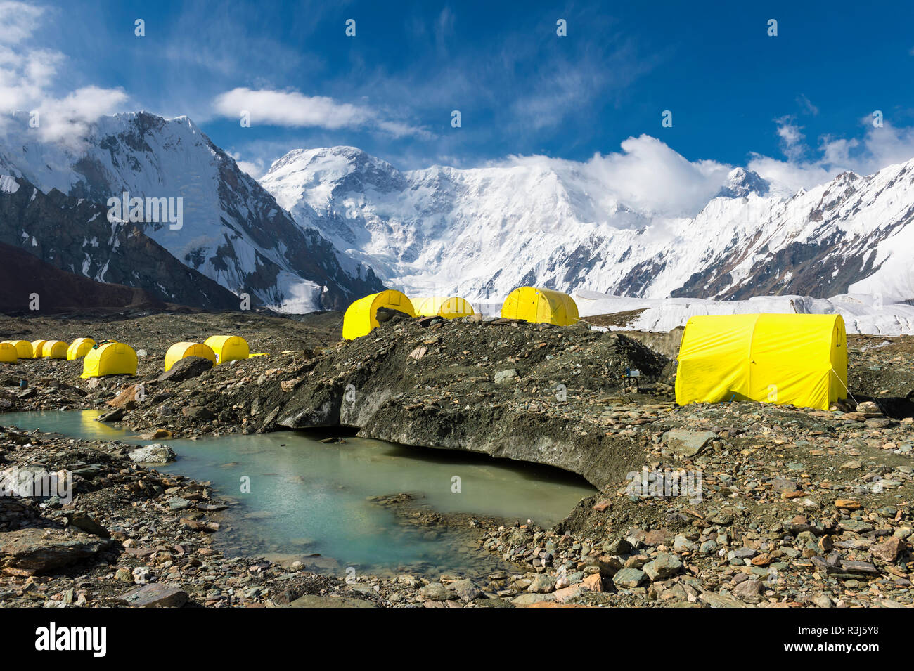 Pabeda-Khan Tengry massiccio del ghiacciaio, vista dal campo base, Tien Shan Centrale Mountain Range, la frontiera del Kirghizistan e Cina Foto Stock