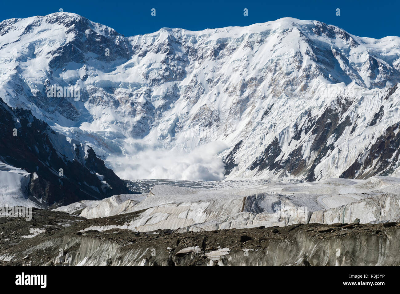 Valanga che verso il basso vicino al Campo Base, Pabeda-Khan Tengry massiccio del ghiacciaio, Tien Shan Centrale la gamma della montagna Foto Stock