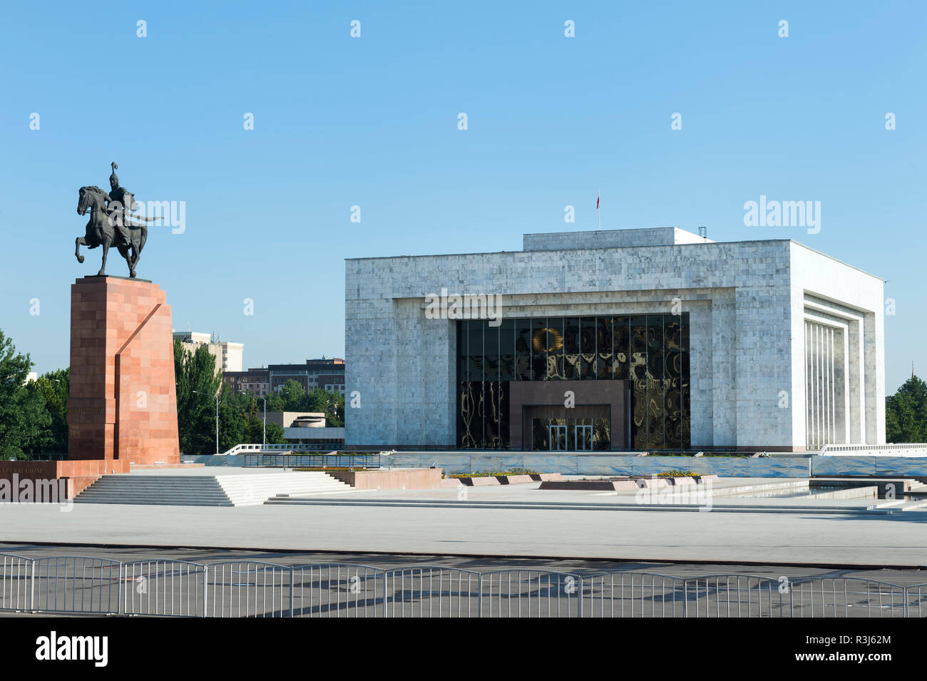 Ala-Too square e il museo storico statale ex museo di Lenin e Manas statua, Bishkek, Kirghizistan Foto Stock