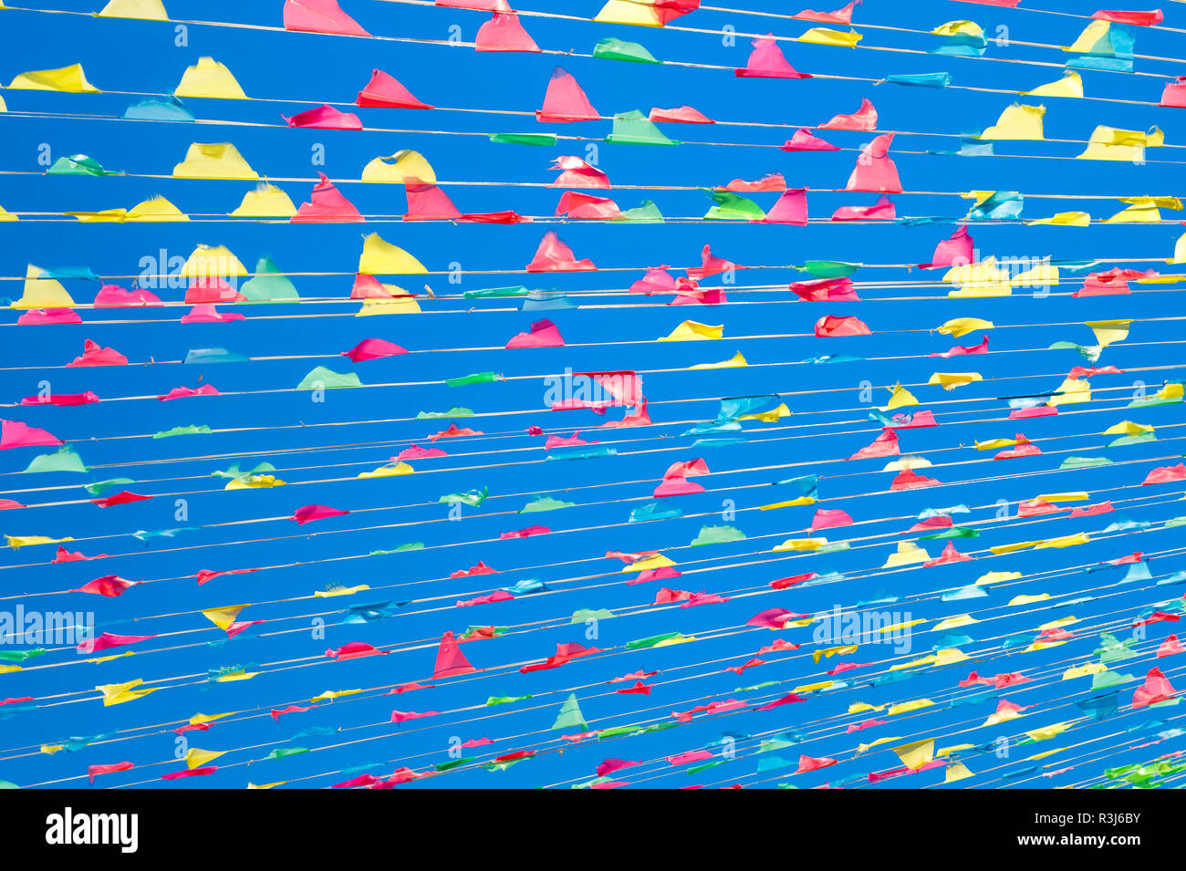 Bandiere colorate contro il cielo blu, il Kirghizistan Foto Stock