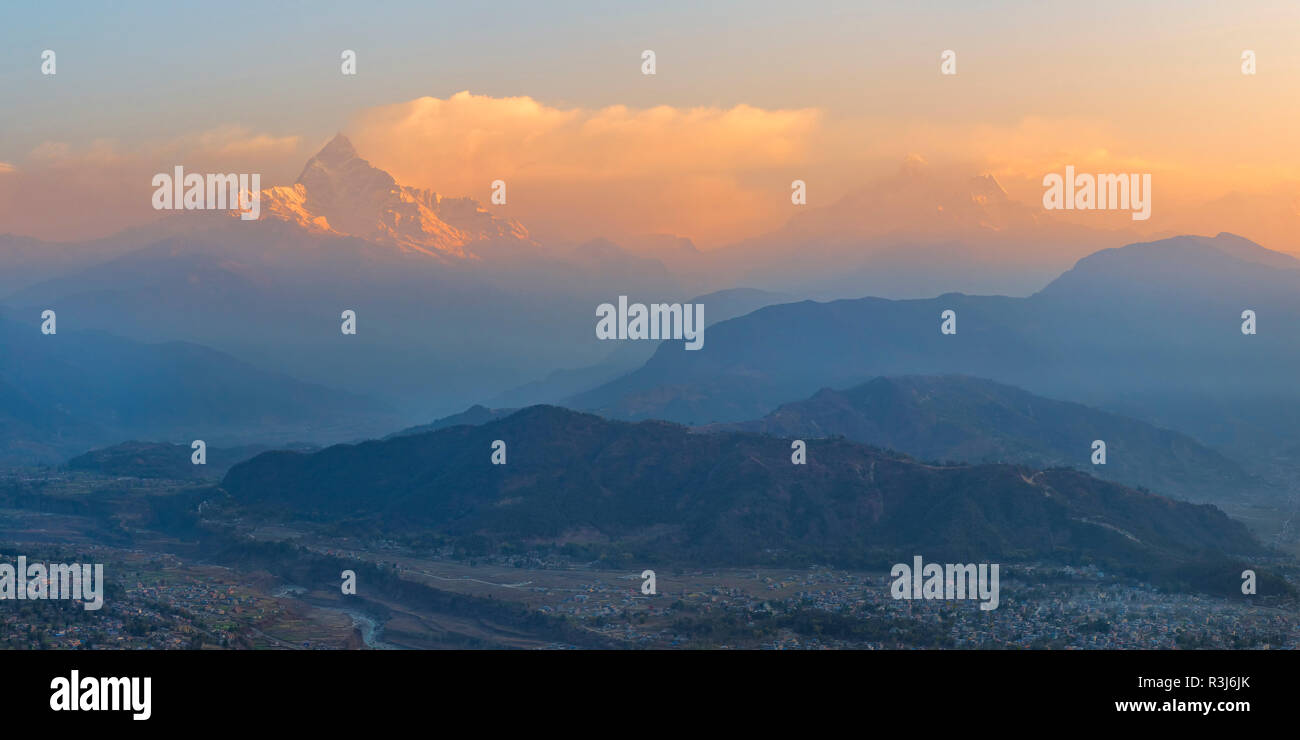 La mattina presto vista sulla vetta sacra Machhapuchhare, Pokhara, Nepal Foto Stock