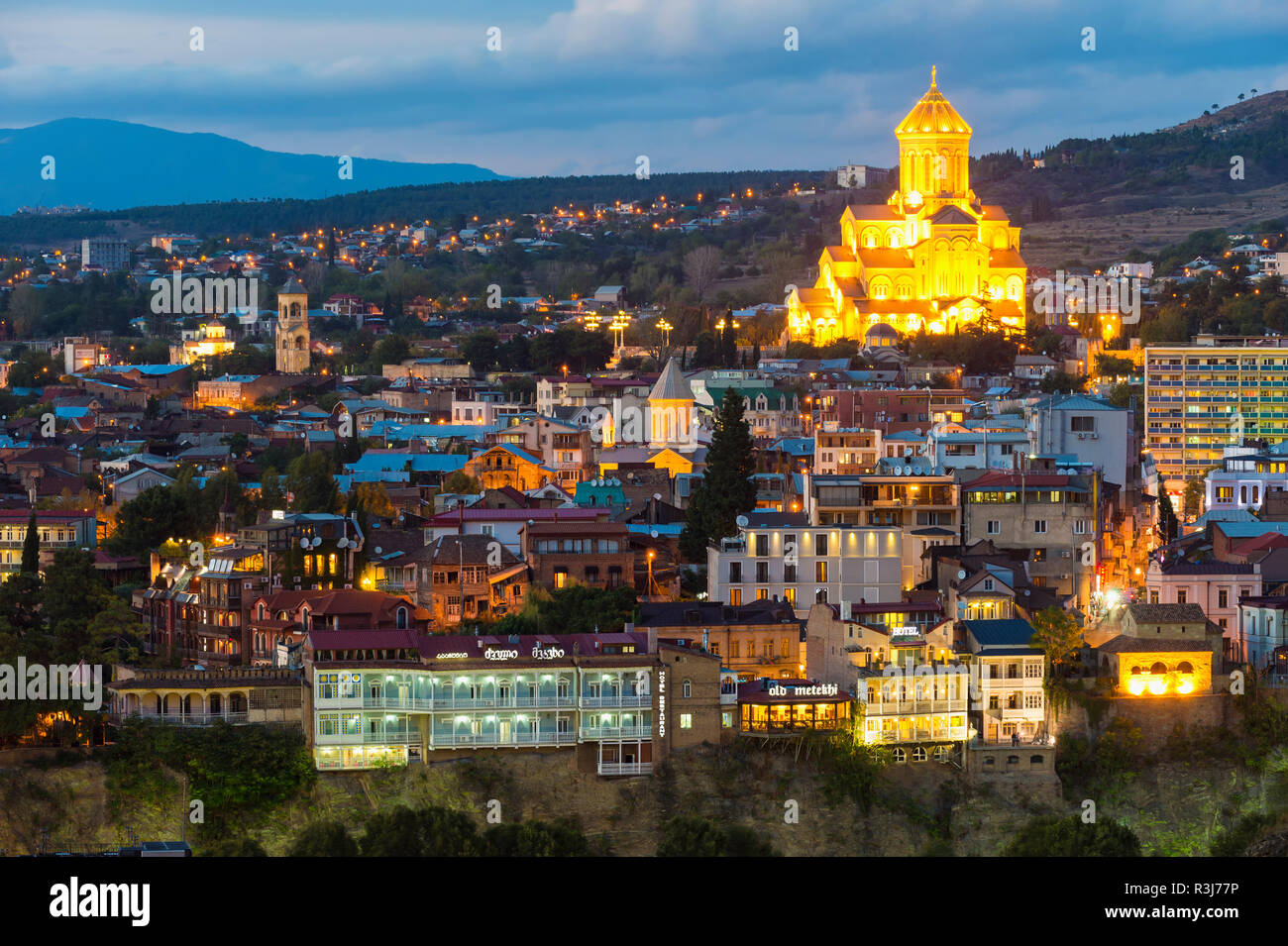 Cityview con la Santa Trinità Duomo di Alba, Tbilisi, Georgia Foto Stock