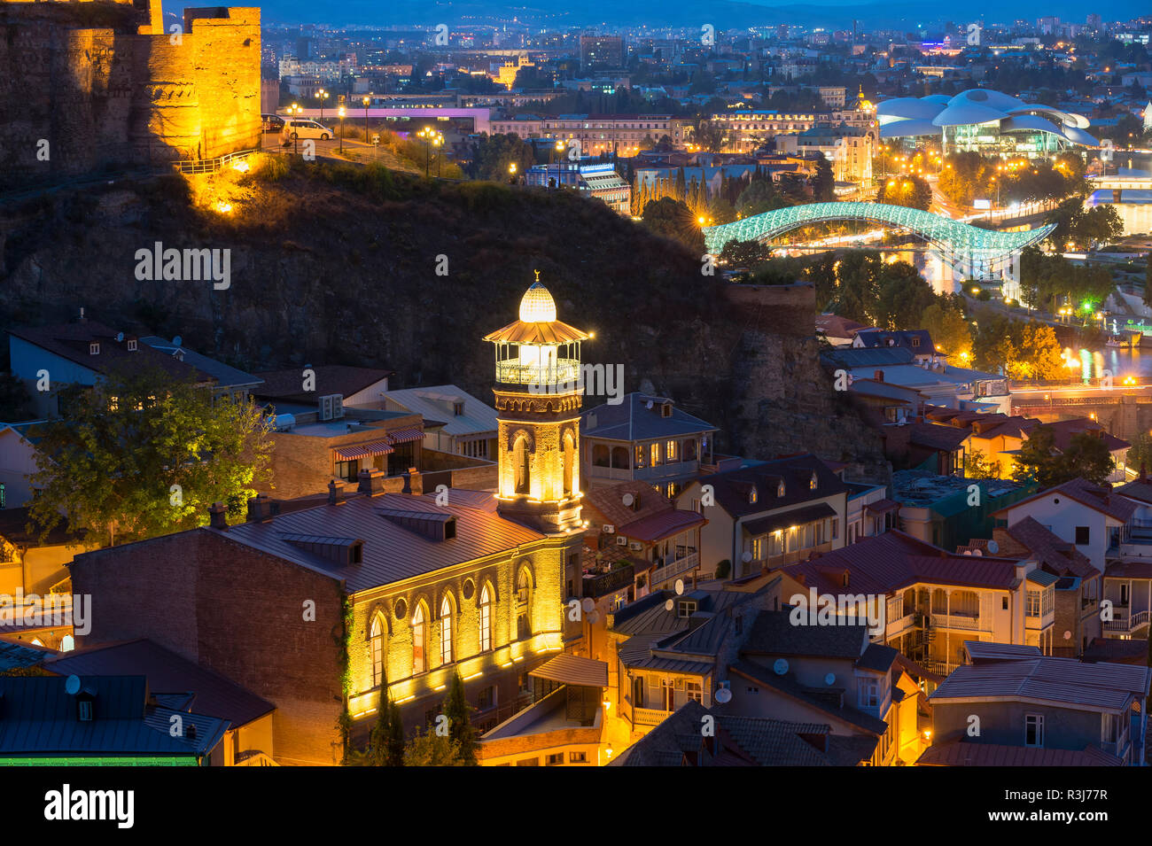 Cityview con Jumah Mosque di notte, Tbilisi, Georgia Foto Stock