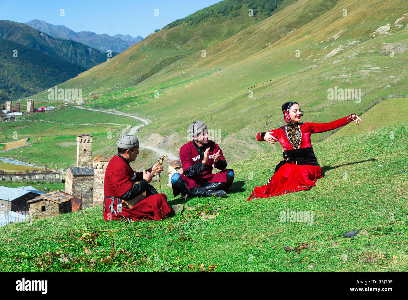 Il popolo georgiano di un gruppo folcloristico giocando Panduri e balli in stile georgiano tradizionale vestiti, Ushguli, regione di Svaneti Foto Stock
