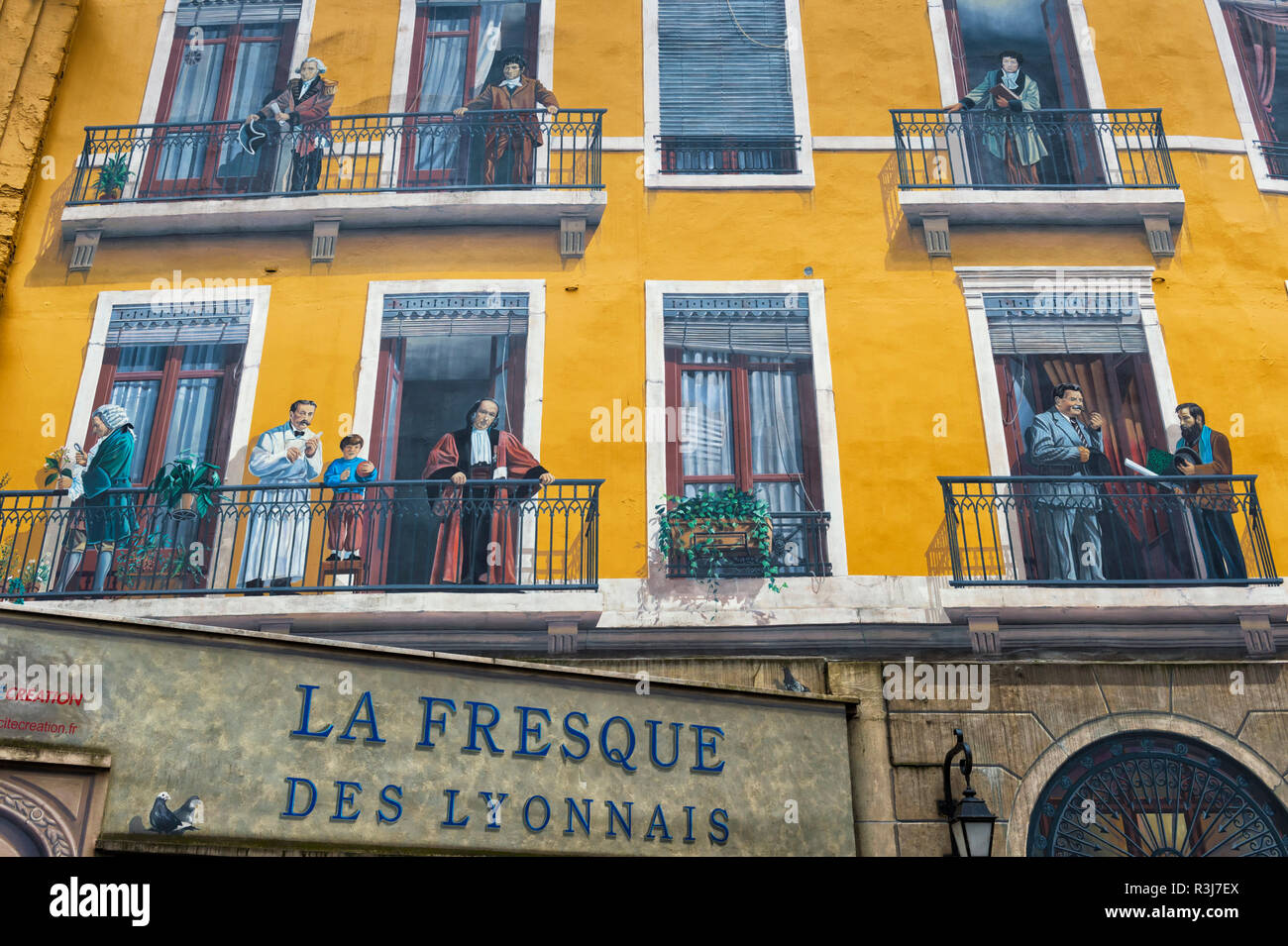 Affresco de 'La Fresque des Lyonnais' noto che rappresentano gli abitanti della città di Lione, Rhône Alpes, Francia Foto Stock