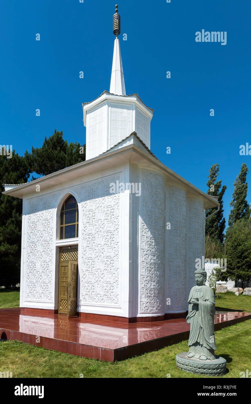 Cappella buddista con un Gautama Buddha, centro culturale Ruh Ordo Cholpon-Ata, Kirghizistan Foto Stock