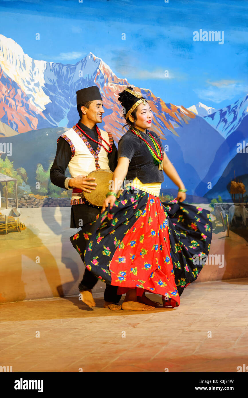 Tibetano tradizionale danza eseguita da un gruppo folcloristico, Kathmandu, Nepal Foto Stock