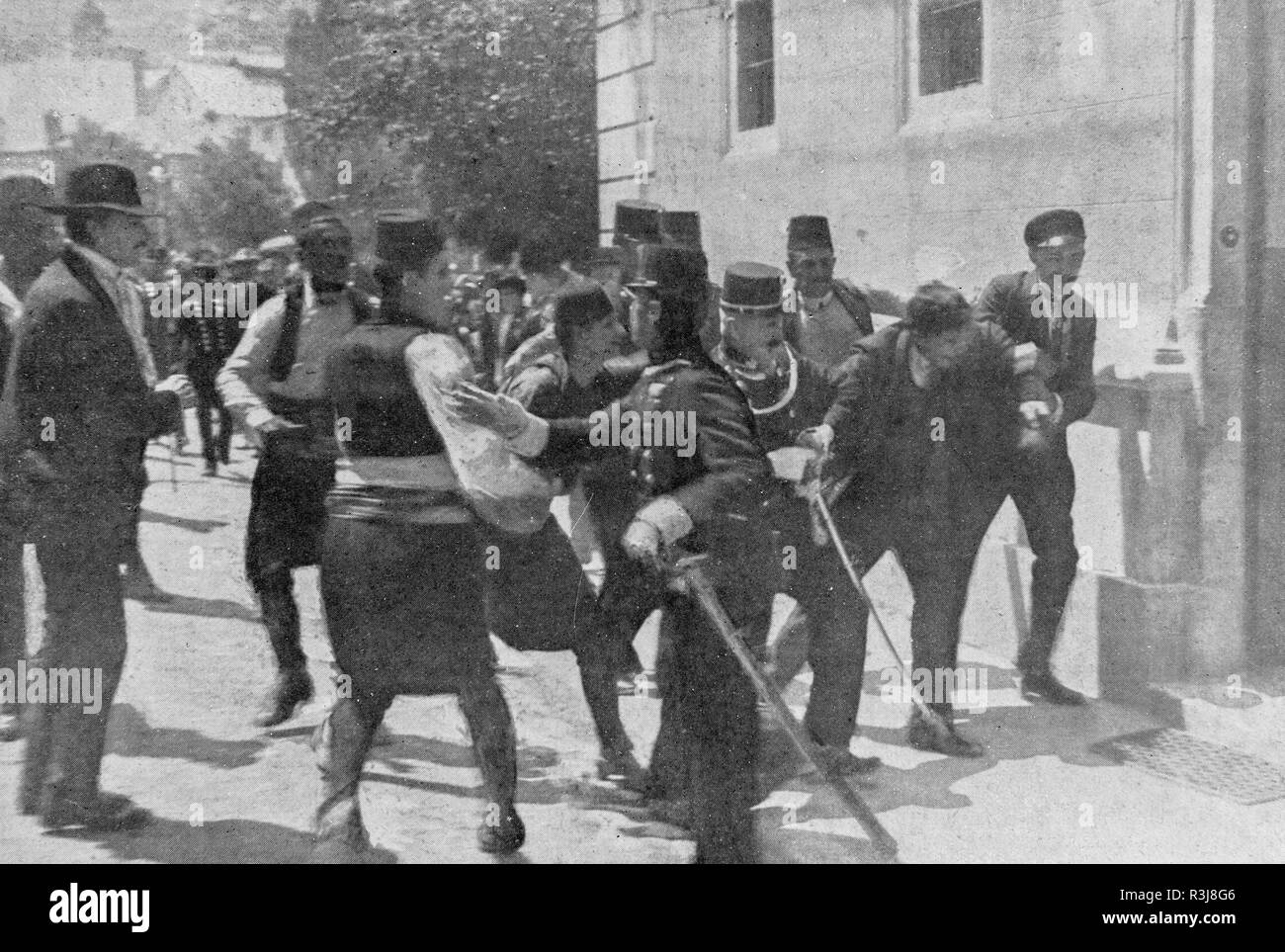 Arresto di Gavrilo Princip l assassino di Arciduca François- Ferdinand e Duchessa de Hohenberg, 1914, la Bosnia ed Erzegovina Foto Stock