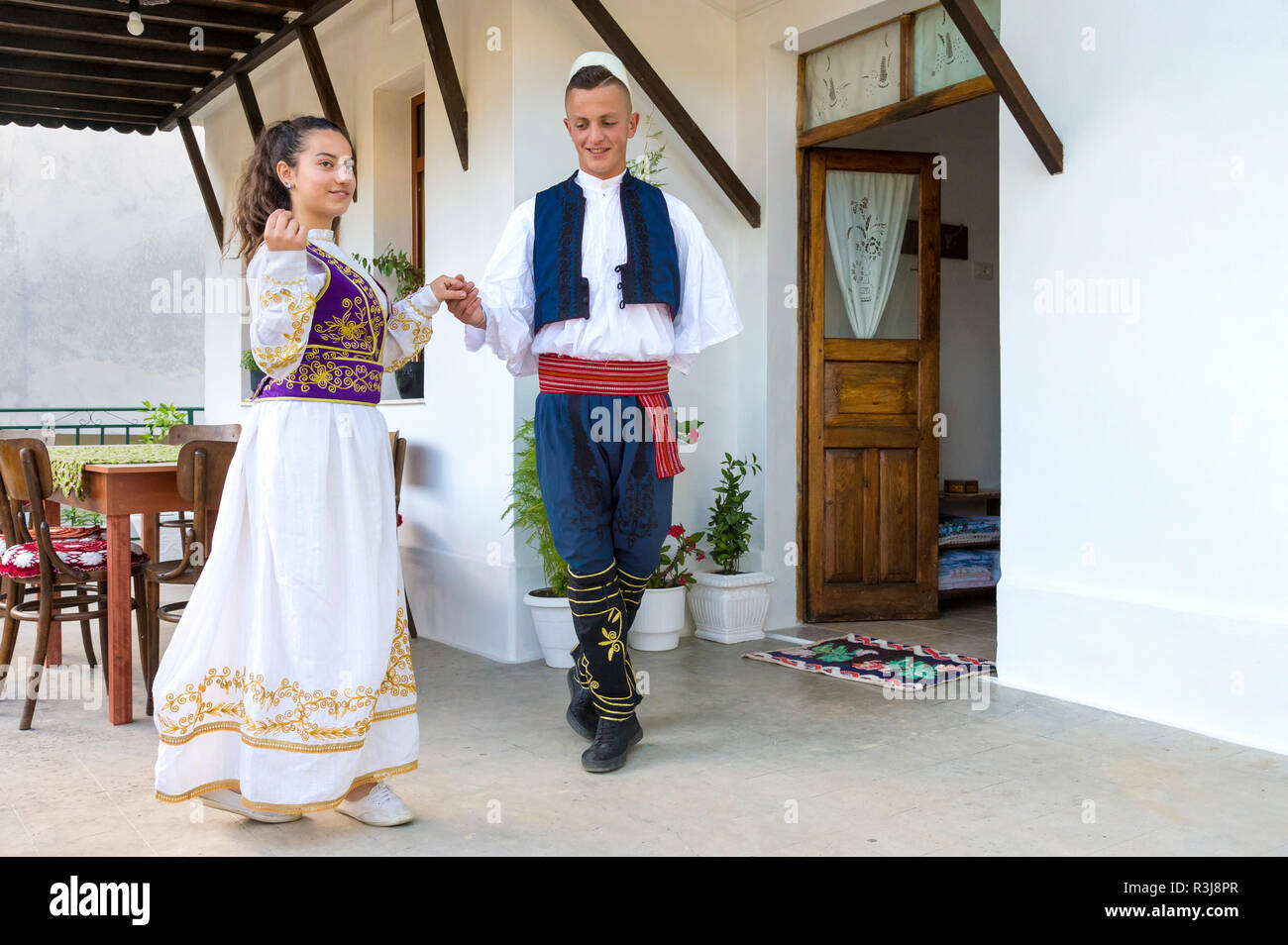Locale gruppo folkloristico in costume tradizionale dimostrando nazionale di danza albanese, Berat, Albania Foto Stock