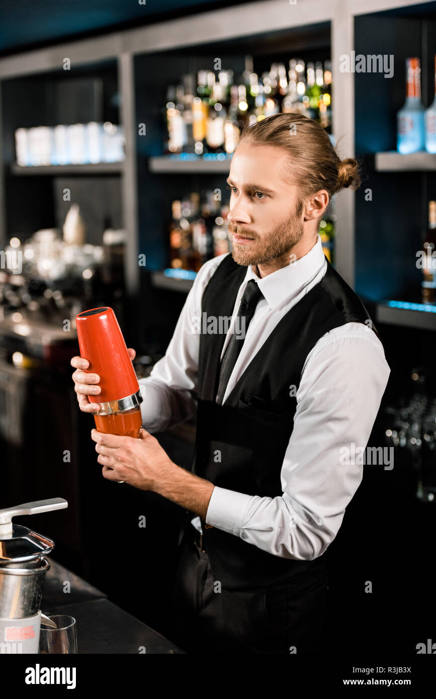 Bello il barman cocktail di miscelazione in shaker Foto stock - Alamy