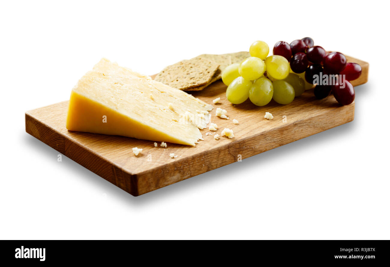 Immagine isolata di formaggio, cracker e uva sulla tavola di legno. Foto Stock