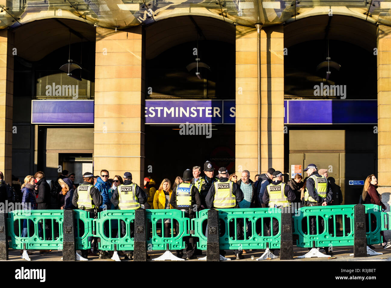 Cordone della polizia fuori dalla stazione della metropolitana di Westminster con barriere durante il giorno delle proteste a Londra. Polizia durante i guai. Persone Foto Stock