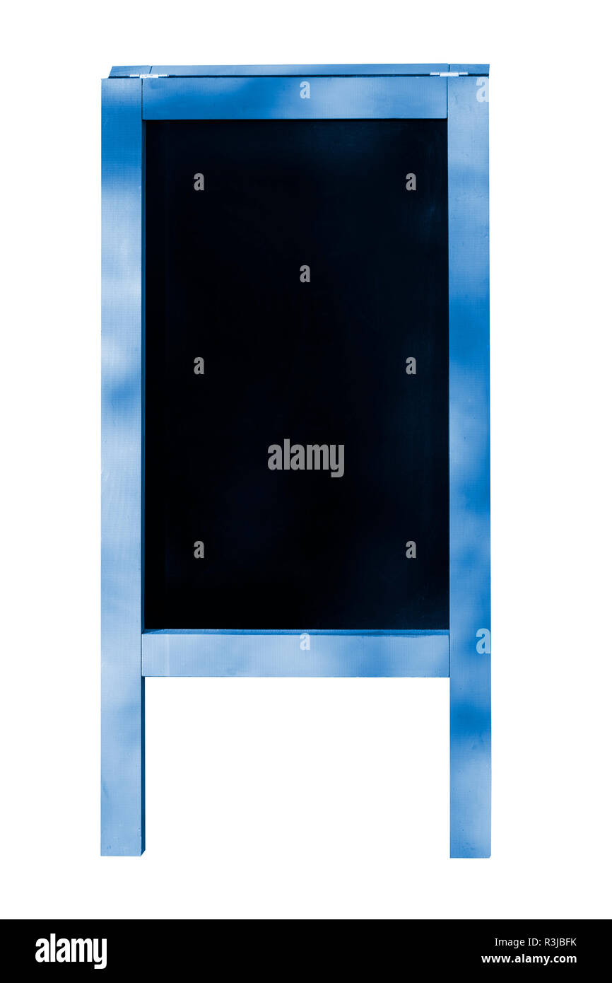 Lavagna cavalletto con cornice blu su sfondo bianco Foto Stock