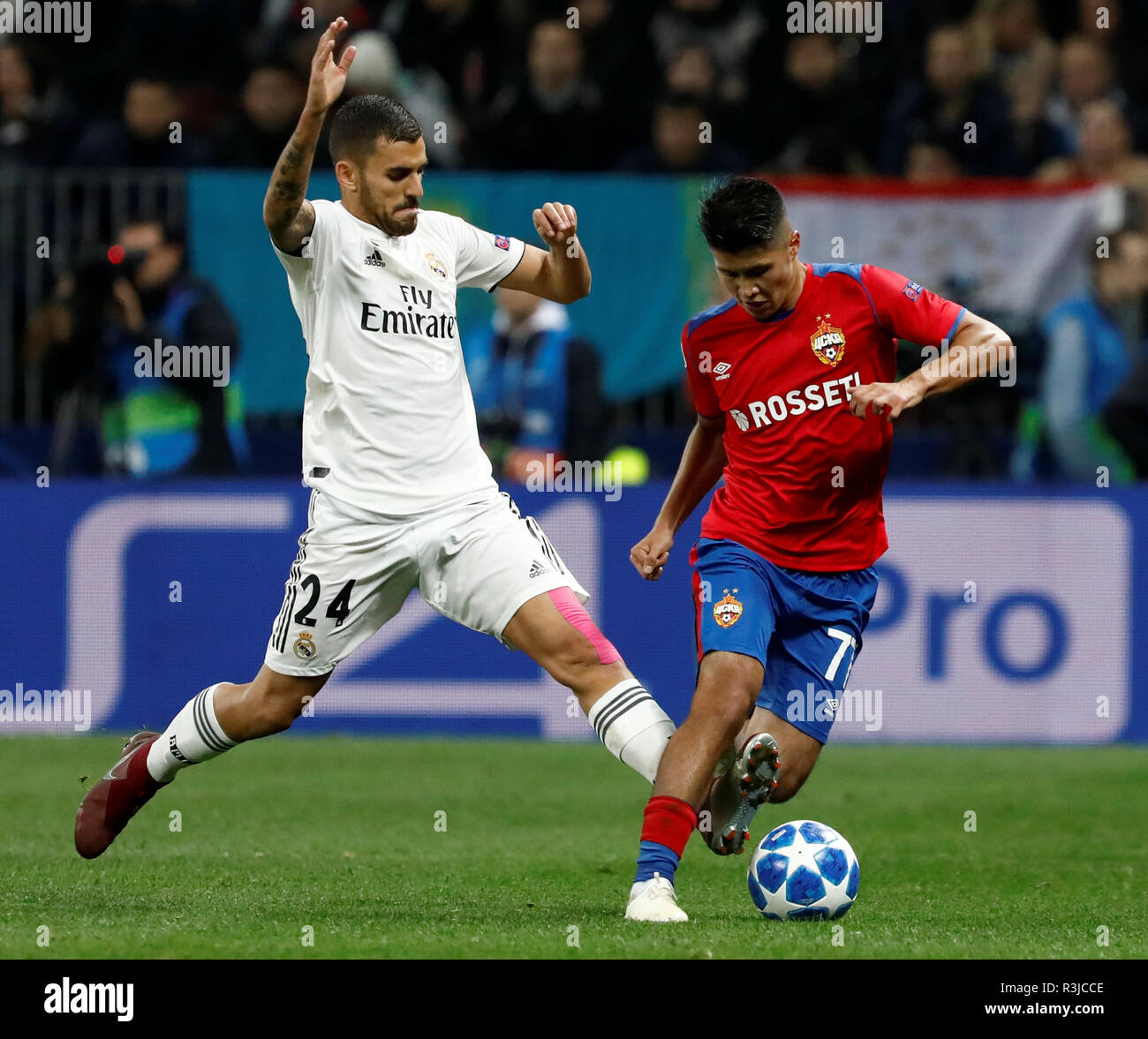 Mosca, Russia - 02 ottobre: Ilzat Akhmetov (R) del CSKA Mosca e Dani Ceballos del Real Madrid si contendono la palla durante il gruppo G match di UEFA Champions League tra il CSKA Mosca e Real Madrid al Luzhniki Stadium il 2 ottobre 2018 a Mosca, in Russia. (MB Media) Foto Stock