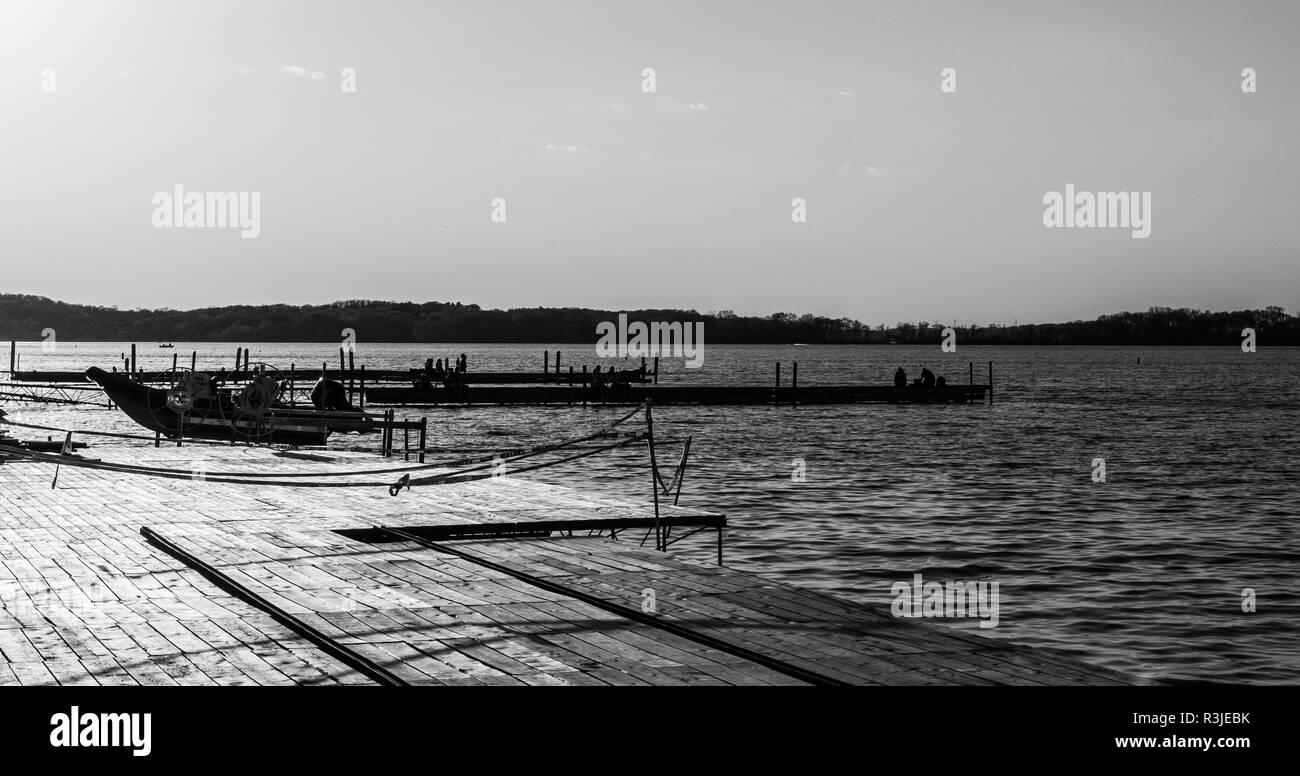 MADISON, Wisconsin - Maggio 07, 2018: sagome di persone relax su una dock in una giornata di sole sul lago Mendota. Foto Stock