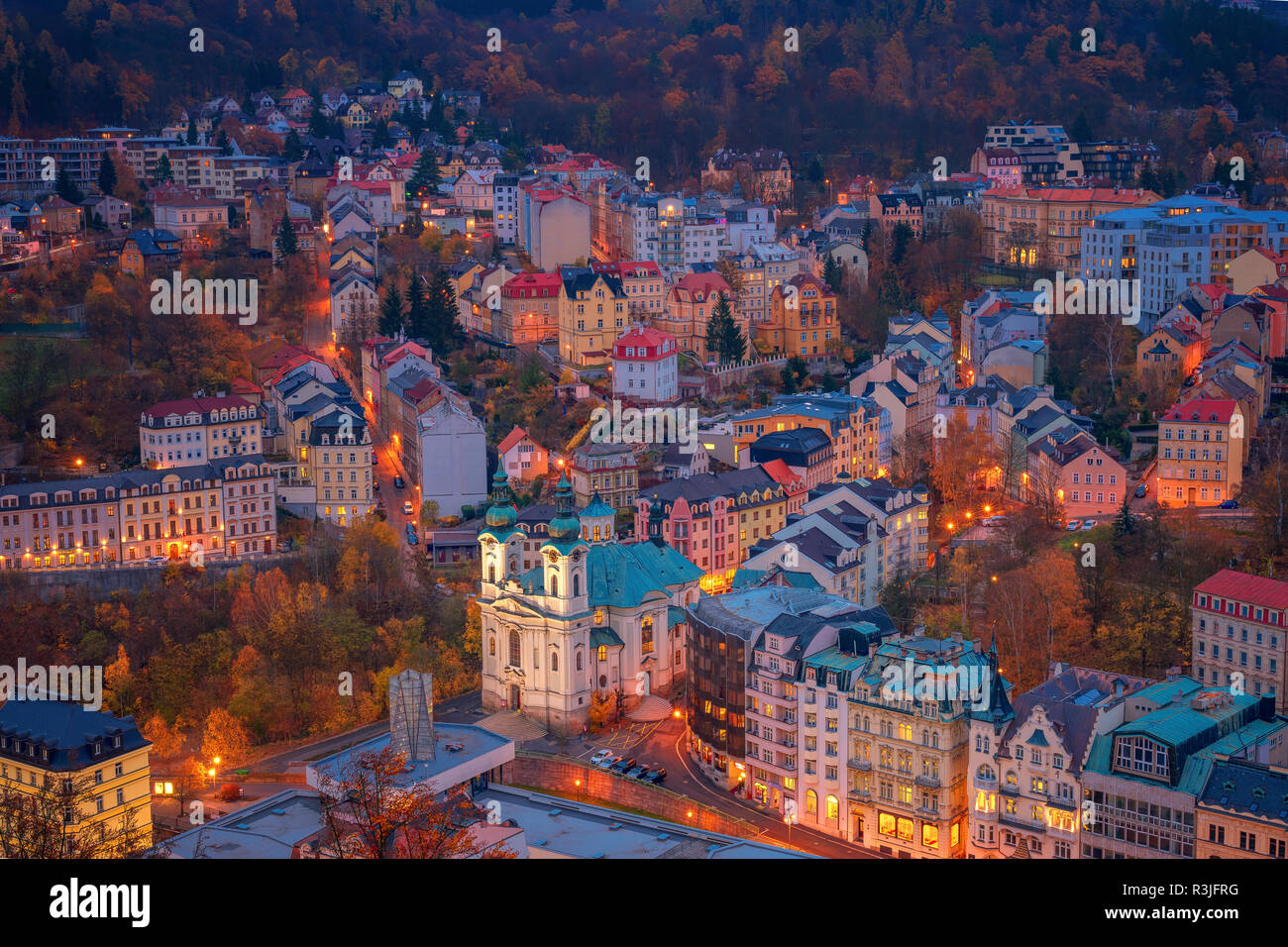 Bellissima vista sulle case colorate di Karlovy Vary, una città termale nella Repubblica ceca nella stagione autunnale Foto Stock