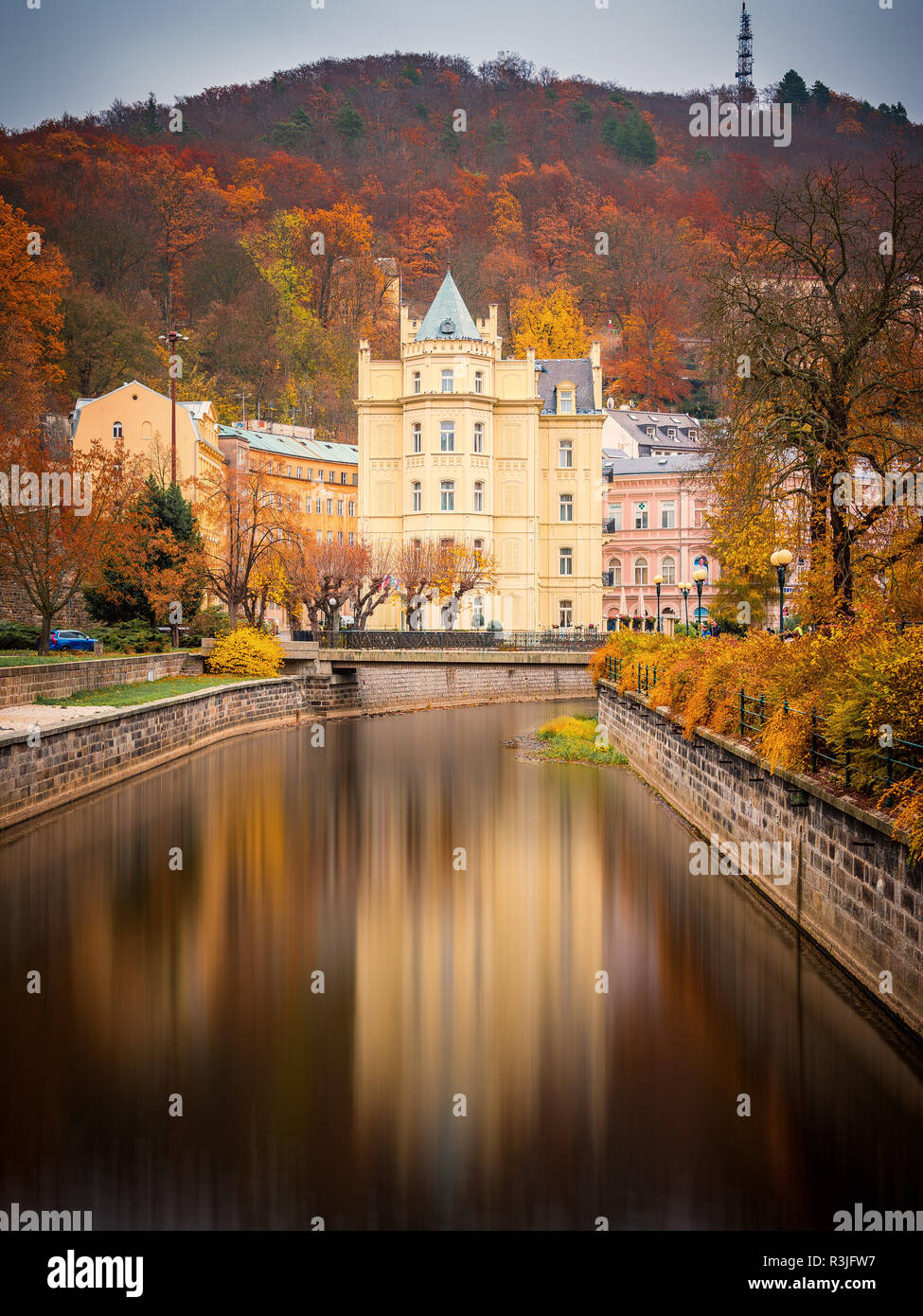 Bellissima vista sulle case colorate di Karlovy Vary, una città termale nella Repubblica ceca nella stagione autunnale Foto Stock