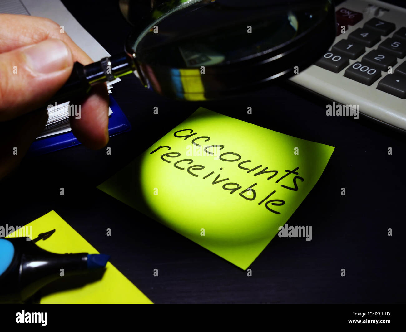 Contabilità clienti. Ragioniere guarda attraverso la lente di ingrandimento su un foglio di carta. Foto Stock