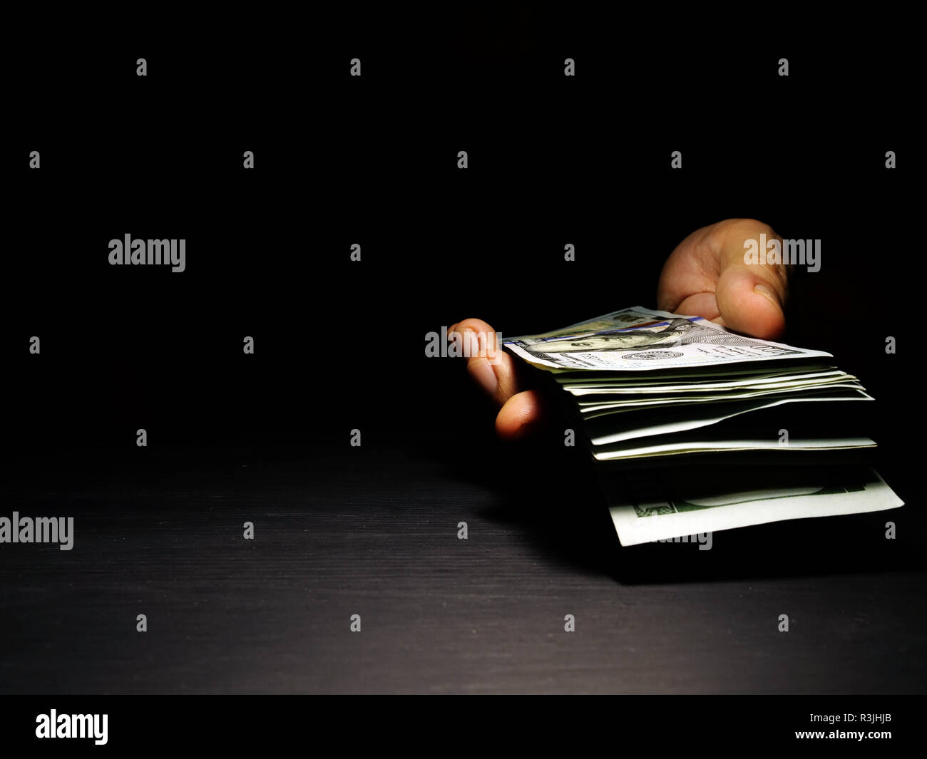 Offerte di mano banconote di dollari con spazio libero. I soldi per la concessione di prestiti. Foto Stock
