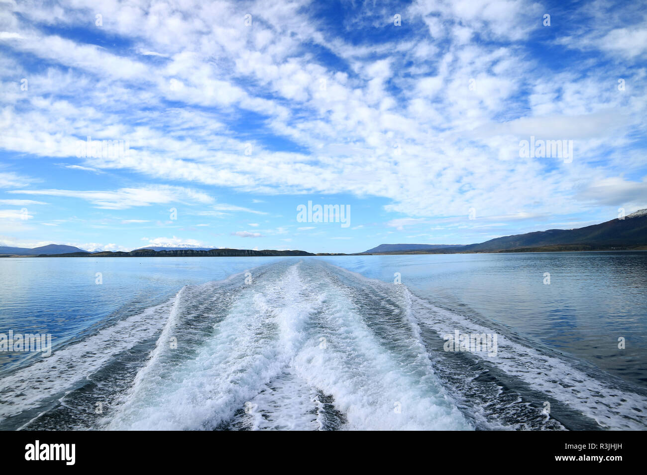 Potente acqua di schiumatura a poppa della nave da crociera Crociera sul Canale del Beagle, Ushuaia, Tierra del Fuego, Argentina Foto Stock