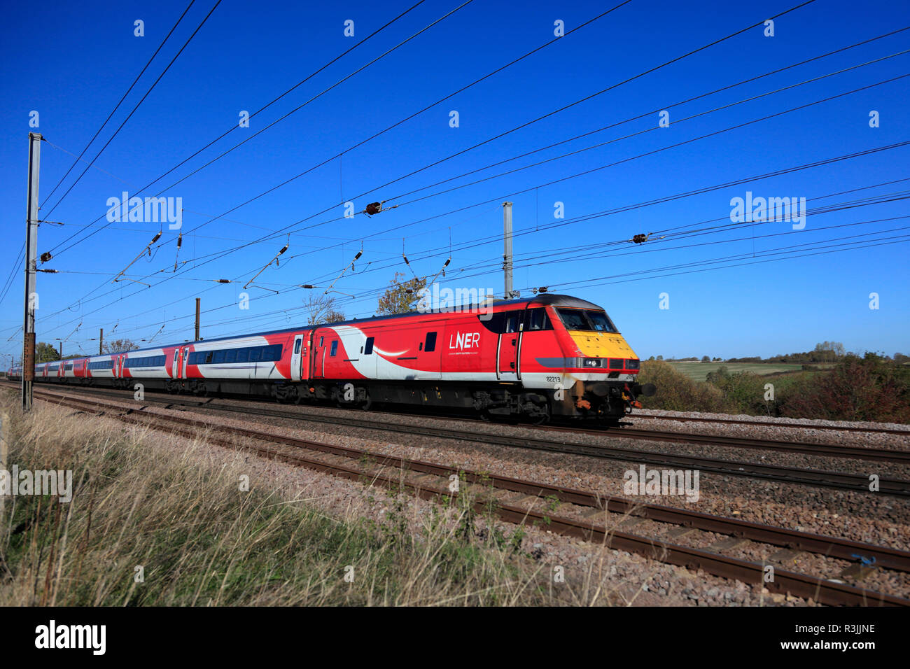 Treno LNER 82213, a Londra e a nord est della ferrovia, East Coast Main Line Railway, Peterborough, CAMBRIDGESHIRE, England, Regno Unito Foto Stock