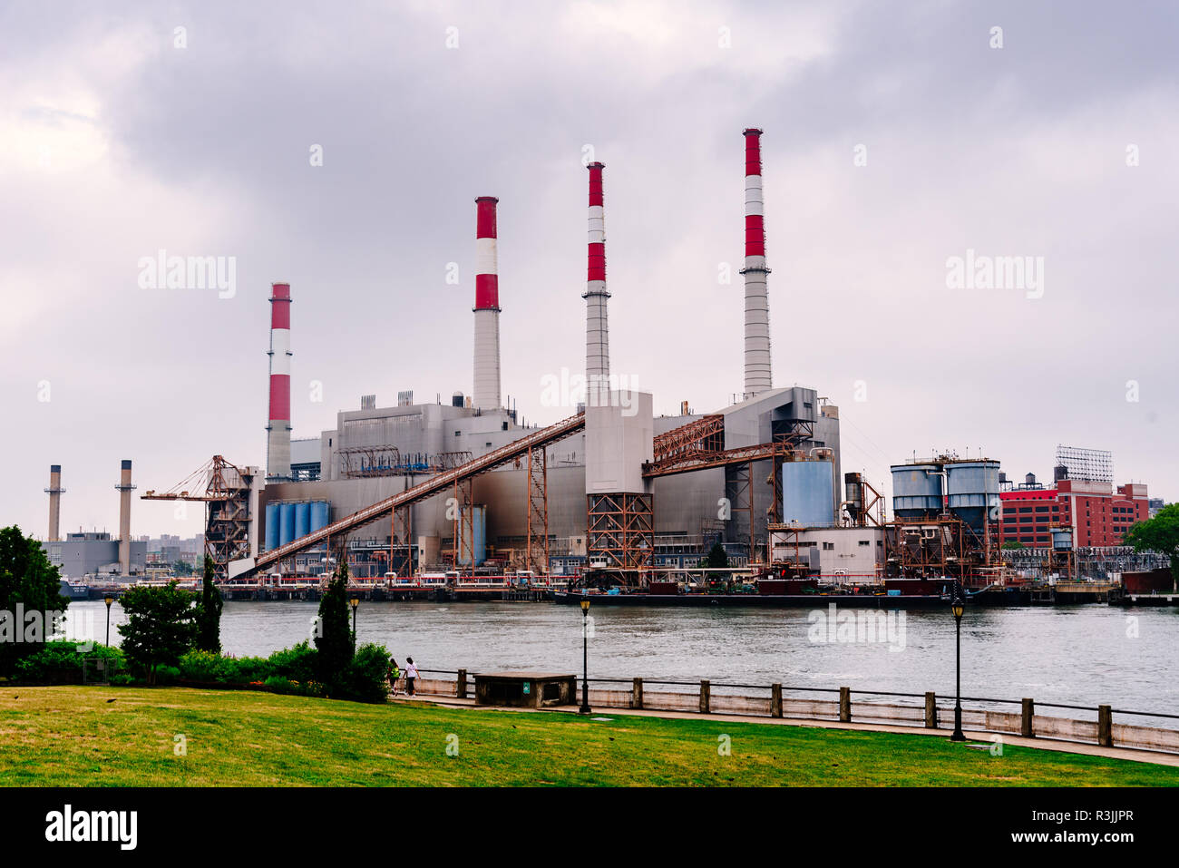 La città di New York, Stati Uniti d'America - 24 Giugno 2018: Ravenswood stazione di generazione di Long Island. Si tratta di impianti di potenza in Long Island City nel Queens, di proprietà e gestito Foto Stock