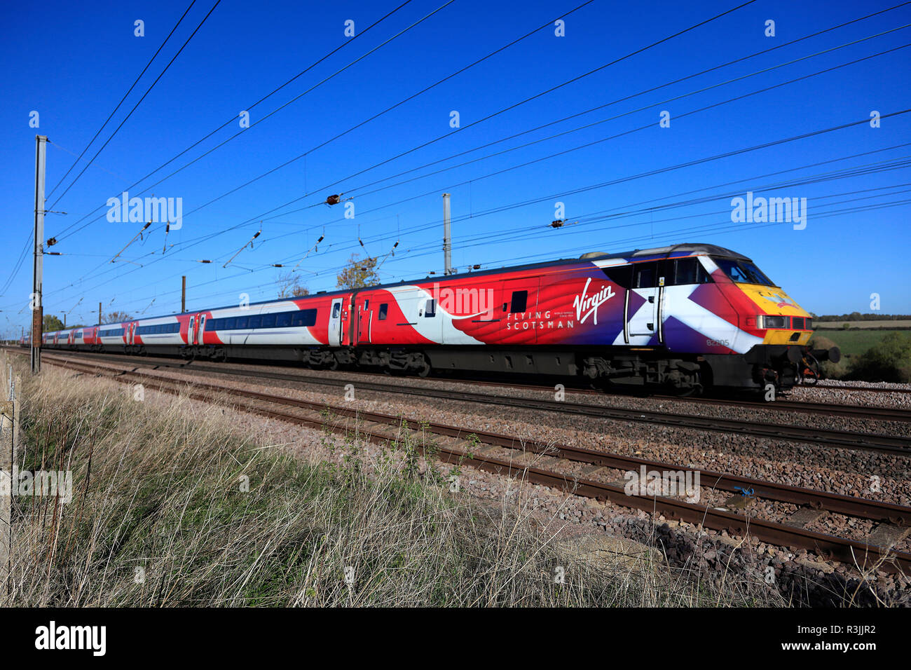 Treno LNER 82205, a Londra e a nord est della ferrovia, East Coast Main Line Railway, Peterborough, CAMBRIDGESHIRE, England, Regno Unito Foto Stock