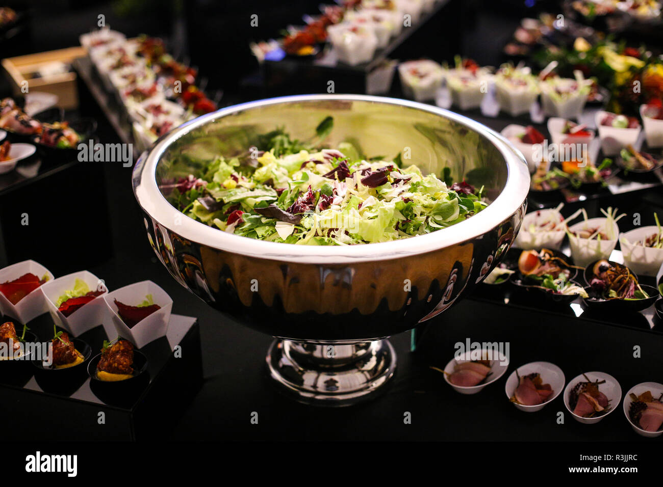 Ciotola con insalata e ristoranti raffinati antipasti fatti con il rumeno tradizionale cucina ingredienti Foto Stock