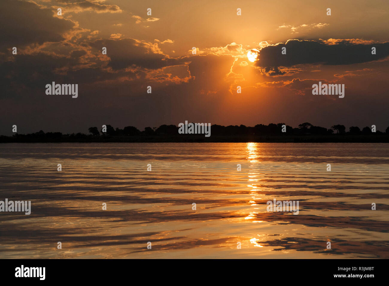 Fiume Chobe, Botswana, Africa. Tramonto sul fiume Chobe. Foto Stock