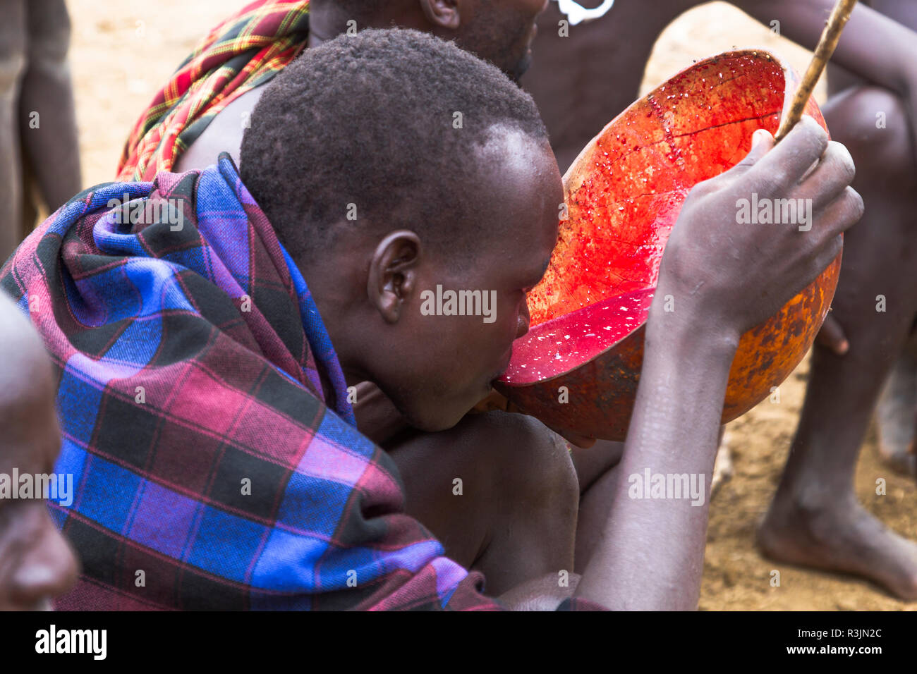 Africa, Etiopia, sud della valle dell'Omo, Nyangatom tribù. Un uomo Nyangatom bevande la miscela di sangue e di latte nella calabash. Foto Stock