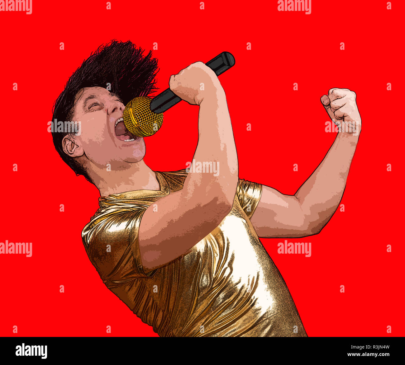Il cantante eccitato con un microfono su sfondo rosso. Crazy emotional man in golden shirt Cantare al microfono. Foto Stock