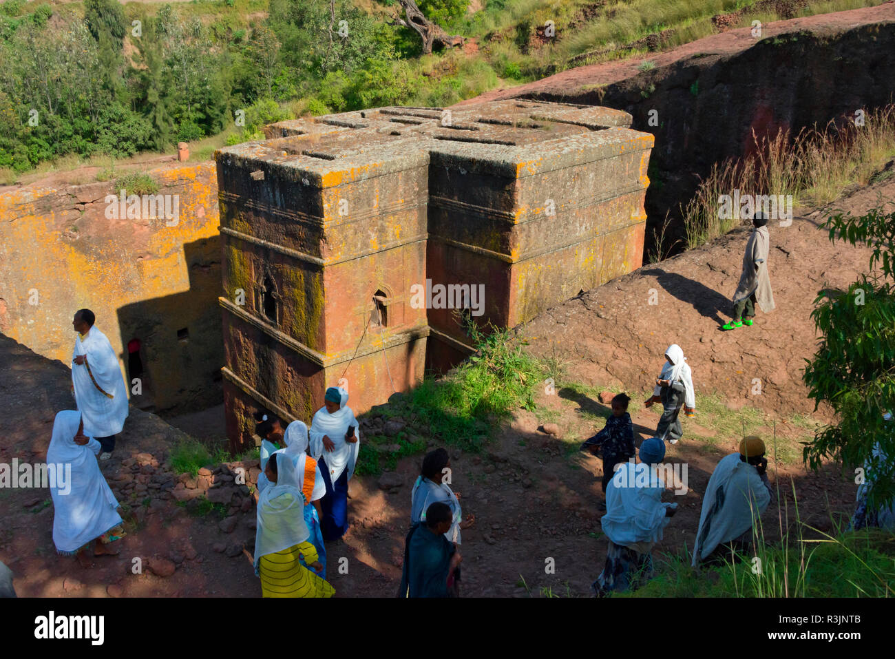 Pellegrini al Biete Ghiorgis (casa di San Giorgio), uno della roccia scavate chiese di Lalibela (Patrimonio Mondiale dell'UNESCO), Etiopia Foto Stock