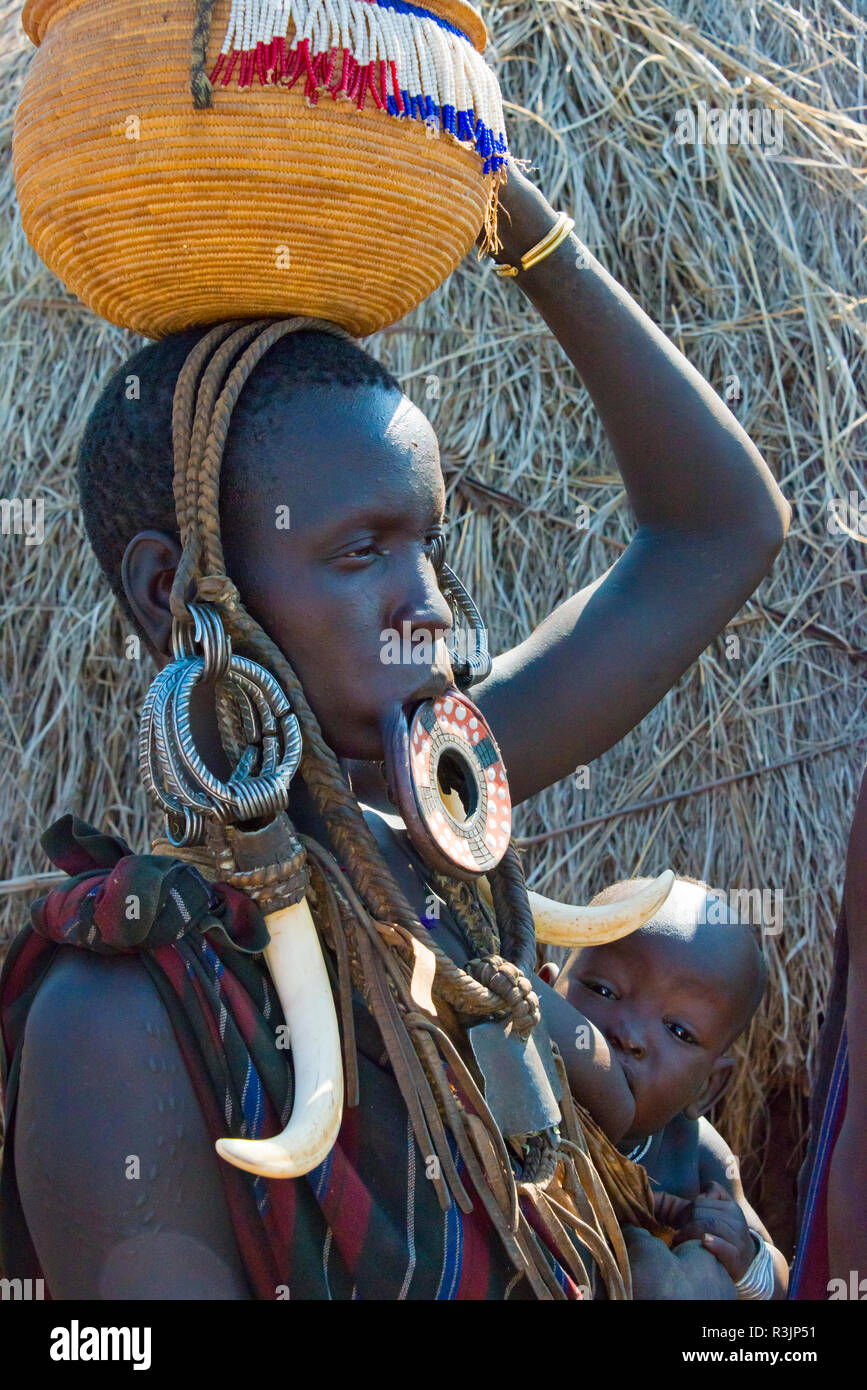 Tribù dei Mursi, persone con piastra a labbro, villaggio dei Mursi, Sud Omo, Etiopia Foto Stock