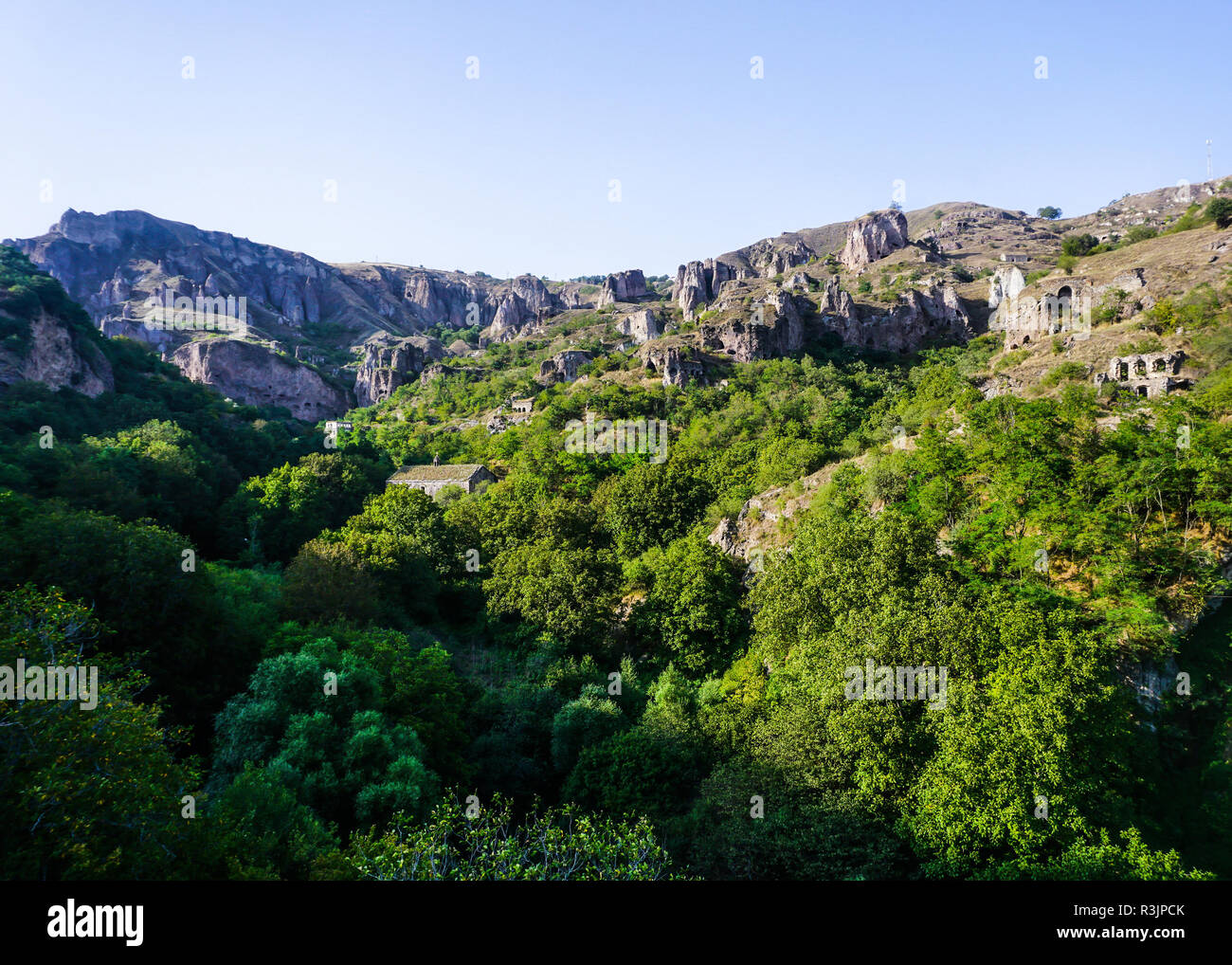 Goris Khndzoresk Ponte Sospeso delle rovine di paesaggio e Grotta vista di insediamento Foto Stock