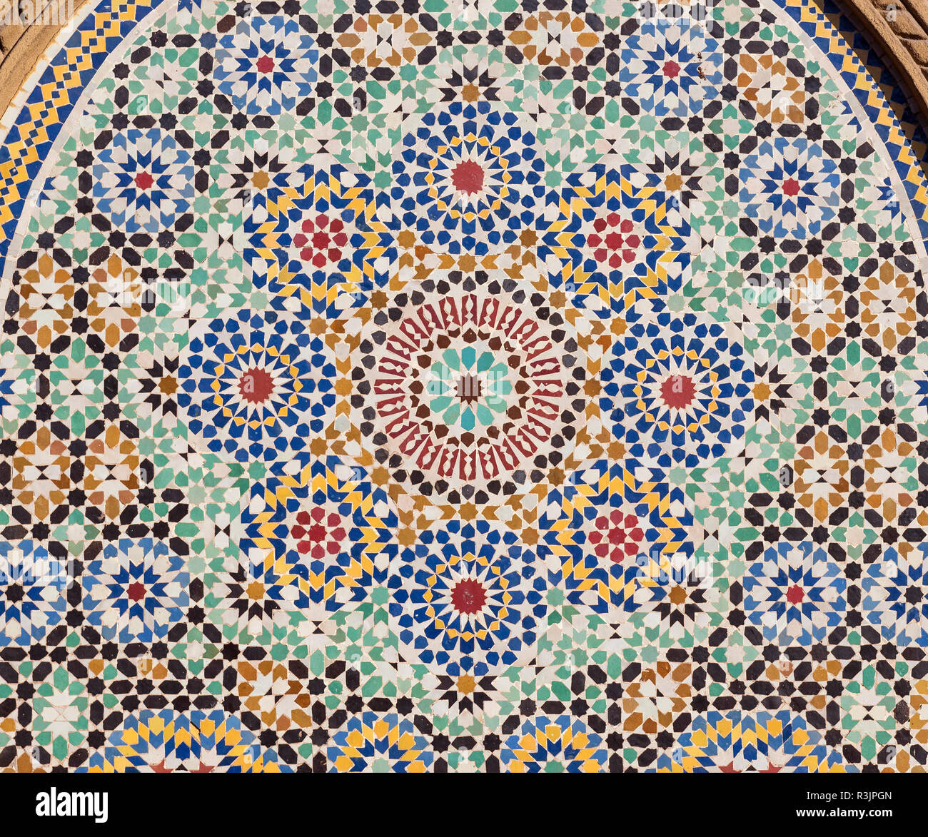 Fontana ornato di piastrelle a mosaico, Marrakech (Marrakech), Marocco Foto Stock