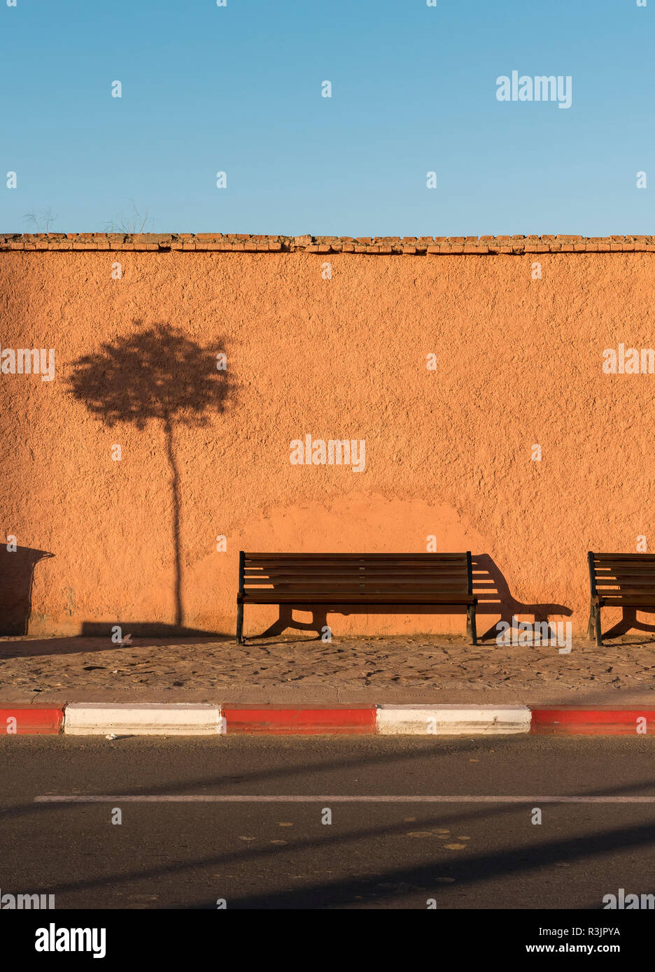 Rosso-arancione mura della città di Marrakech nella calda luce del mattino, Marrakech, Marocco Foto Stock