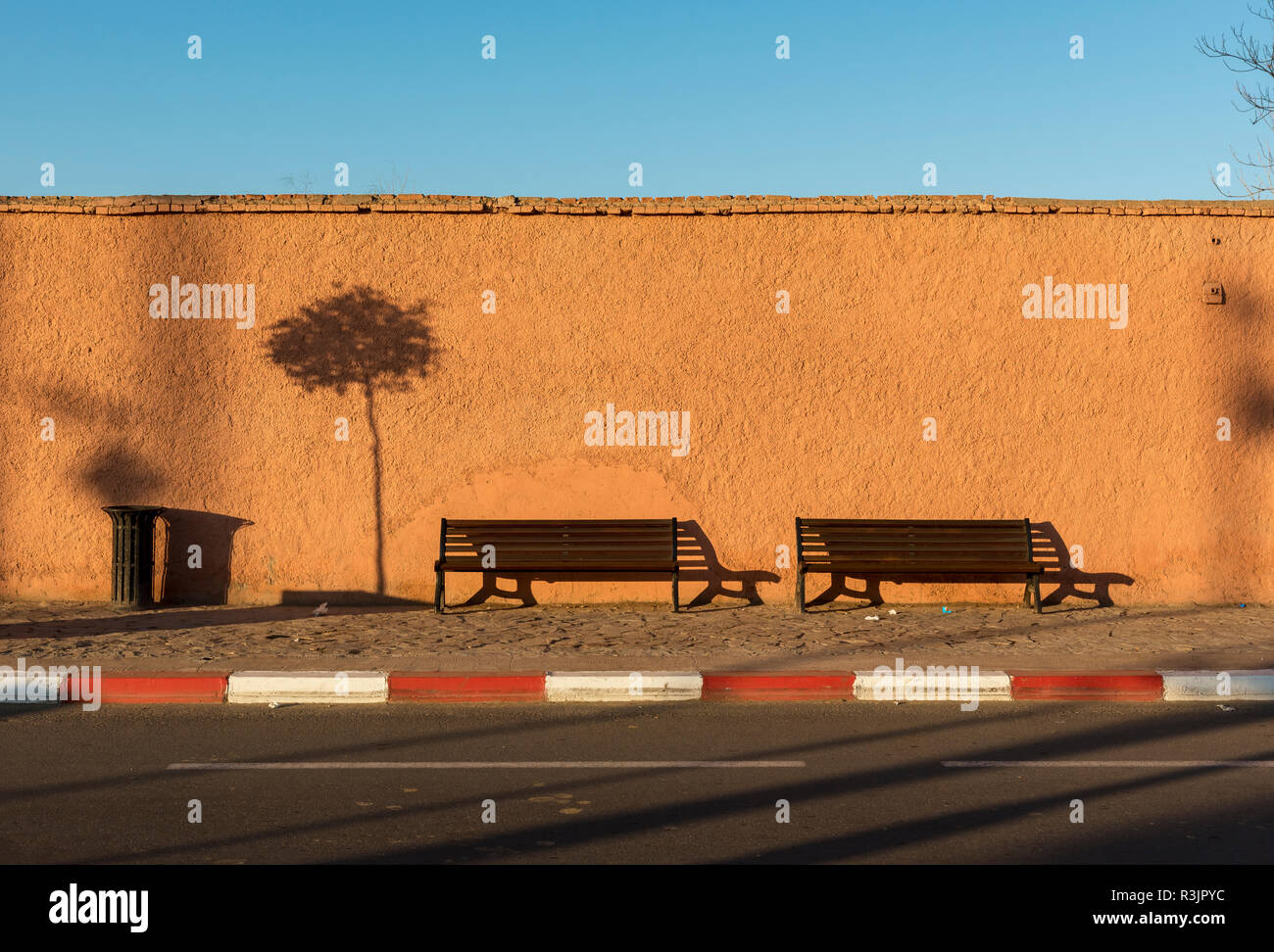 Rosso-arancione mura della città di Marrakech nella calda luce del mattino, Marrakech, Marocco Foto Stock