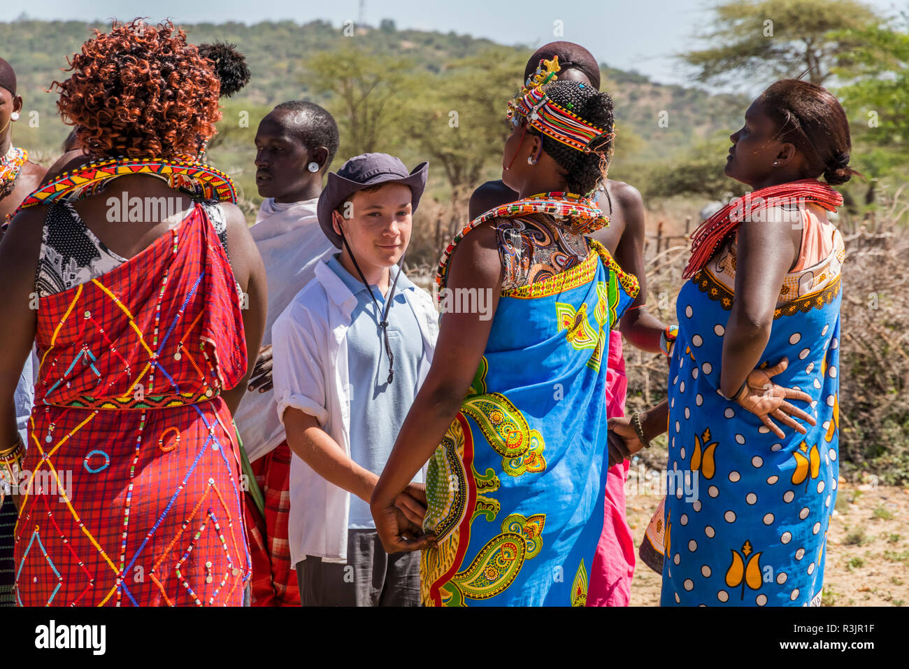 Africa, Kenya, Samburu riserva nazionale. Il turista a godere di danze tradizionali e il canto. Foto Stock