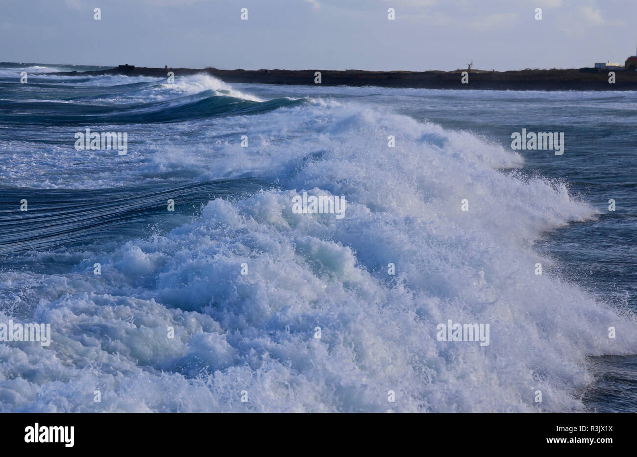 Una grande onda con una forte perturbazione sul ventoso oceano Atlantico, vicino a Las Palmas, pietra vulcanica basato sulla costa Isole Canarie Spagna Foto Stock