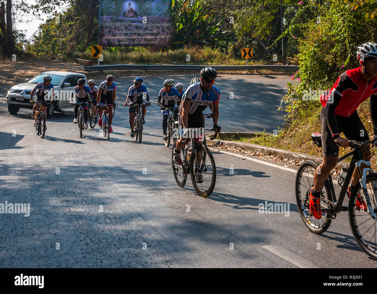 Febbraio 21, 2015, Autostrada a Doi Suthep, Chiang Mai, Thailandia. Editoriale: un gruppo di ciclisti salendo hil a Doi Suthep area sopra di Chiang Mai. Foto Stock