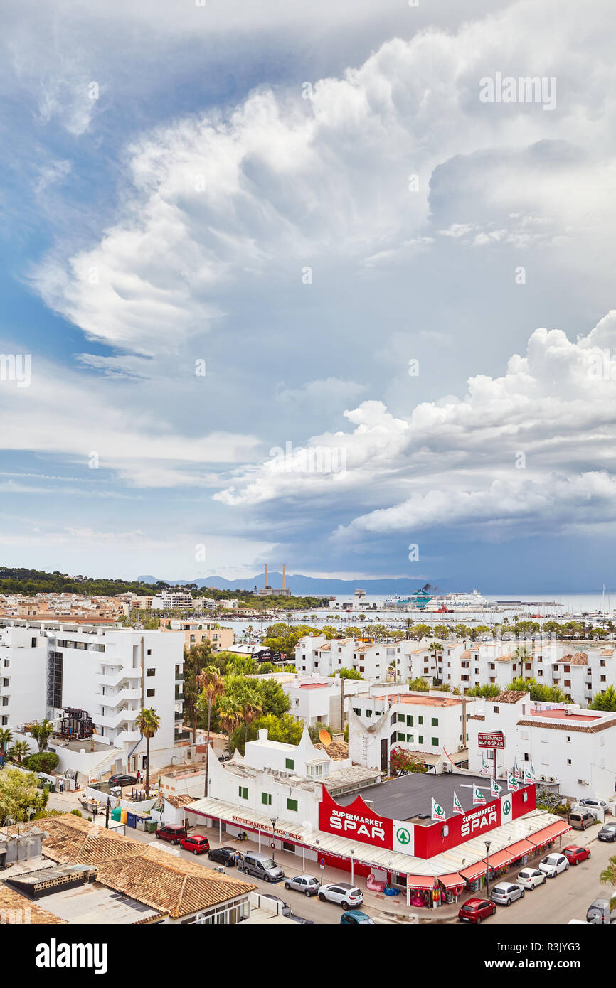 Port de Alcudia, Mallorca, Spagna - Agosto 17, 2018: Scenic cloudscape oltre la città, conosciuta per la sua tranquilla località turistiche e una splendida costa. Foto Stock