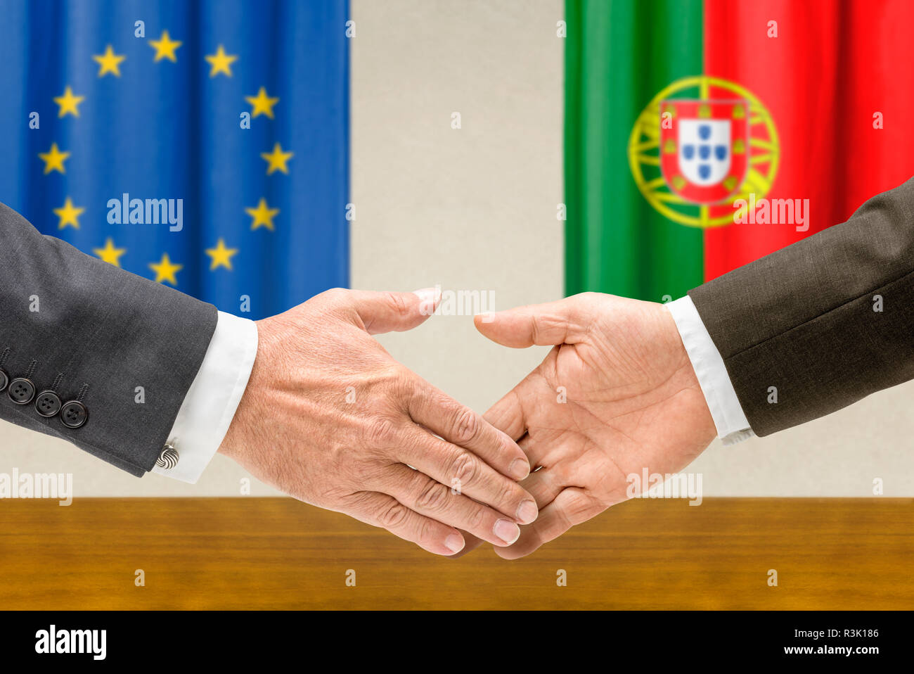 Rappresentanti dell'UE e del Portogallo unire le mani Foto Stock