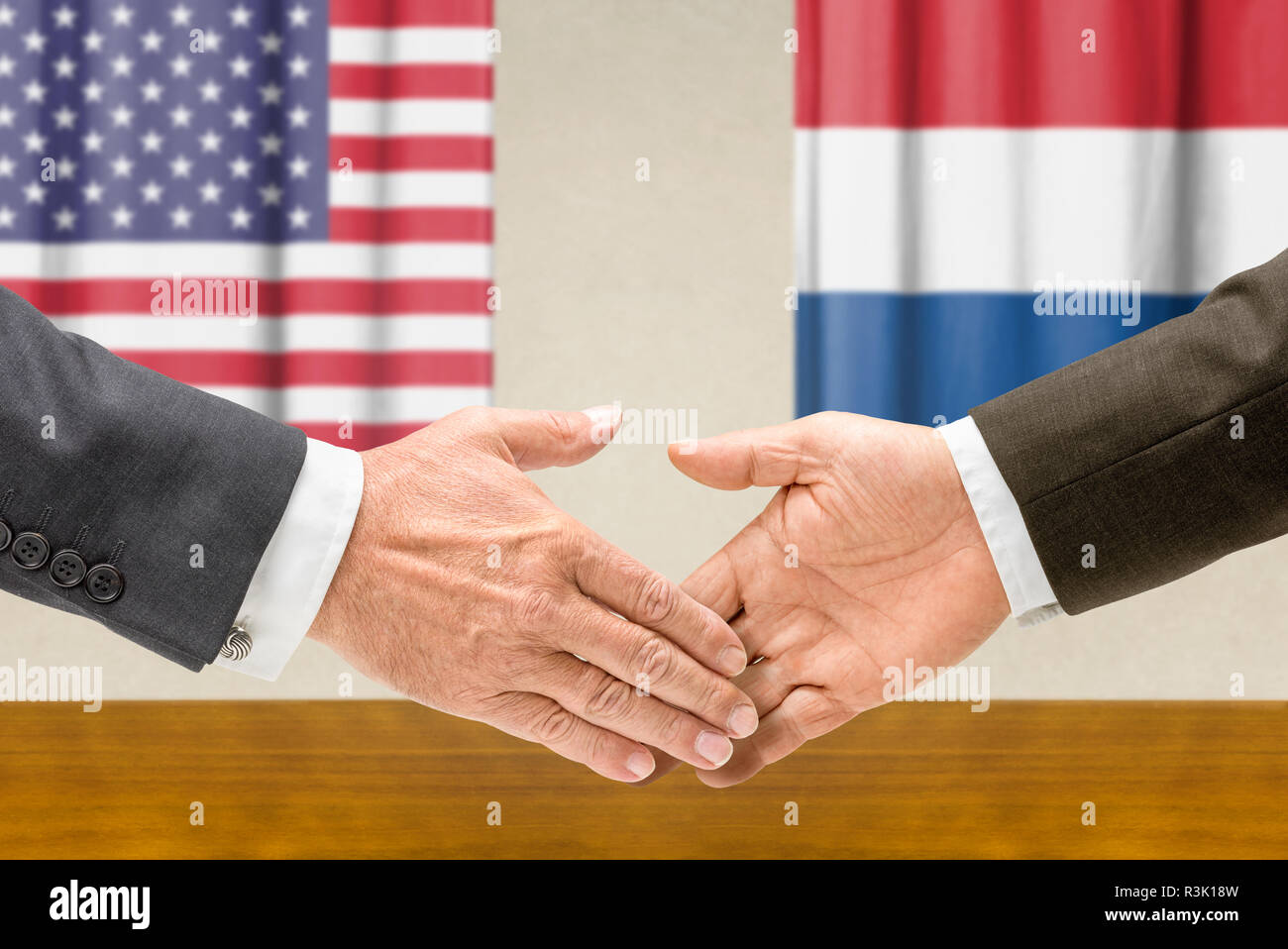 I rappresentanti di Stati Uniti e Paesi Bassi agitare le mani Foto Stock