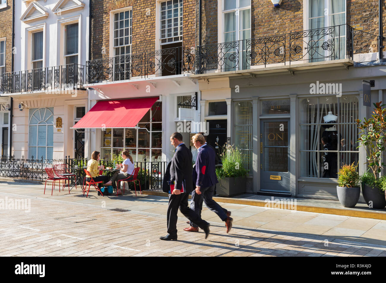 Imprenditori a piedi passato la Ottolenghi Deli su Motcomb Street nel quartiere di Belgravia a Londra, Inghilterra, Regno Unito. Foto Stock