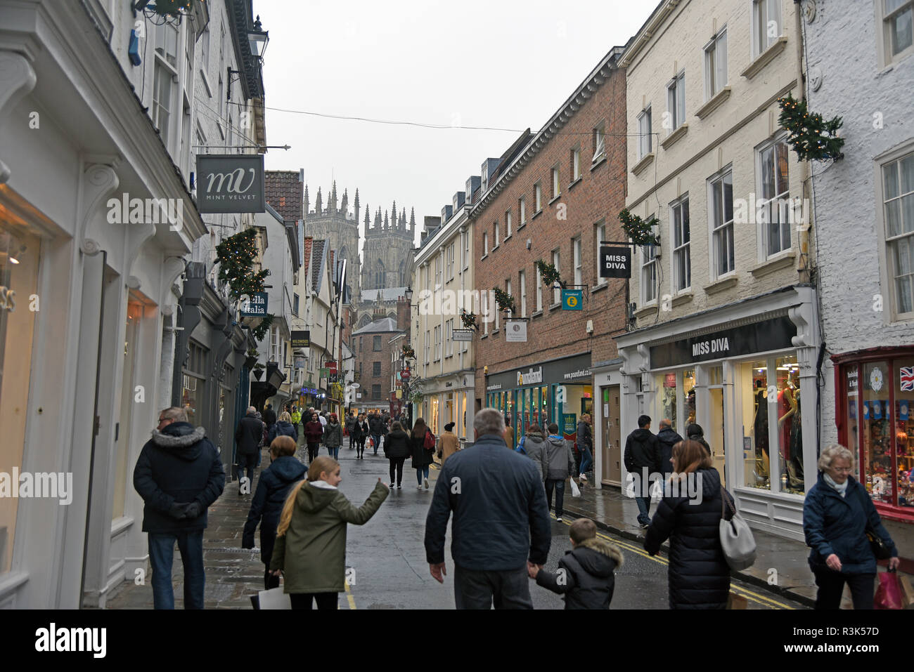 Gli acquirenti di natale nella storica città di York il Venerdì nero Foto Stock