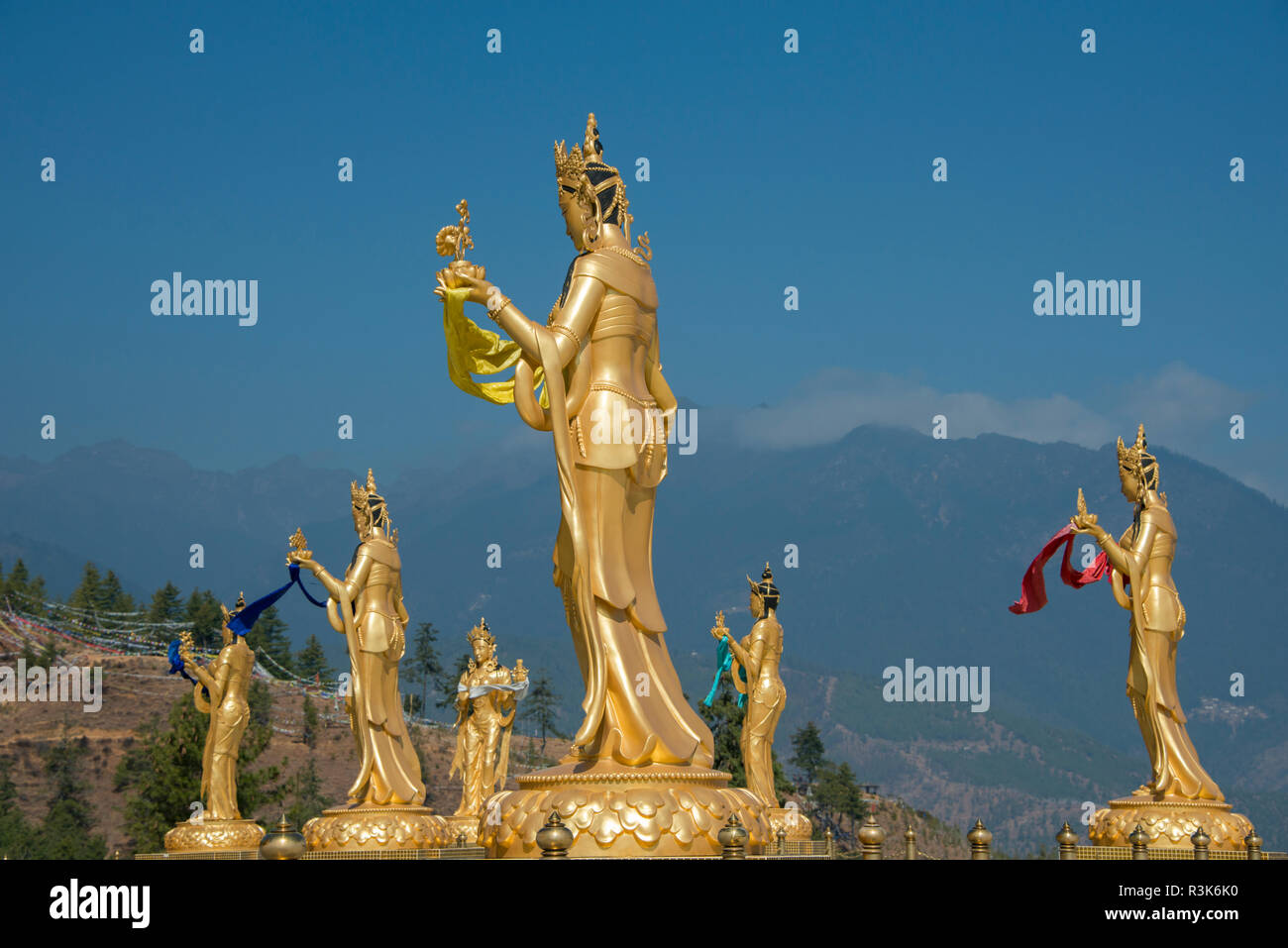 Il Bhutan, Thimphu. Il Buddha Dordenma statua. Golden Statue intorno a uno dei più grandi statue di Buddha nel mondo con una vista del Thimphu vallata sottostante. Foto Stock