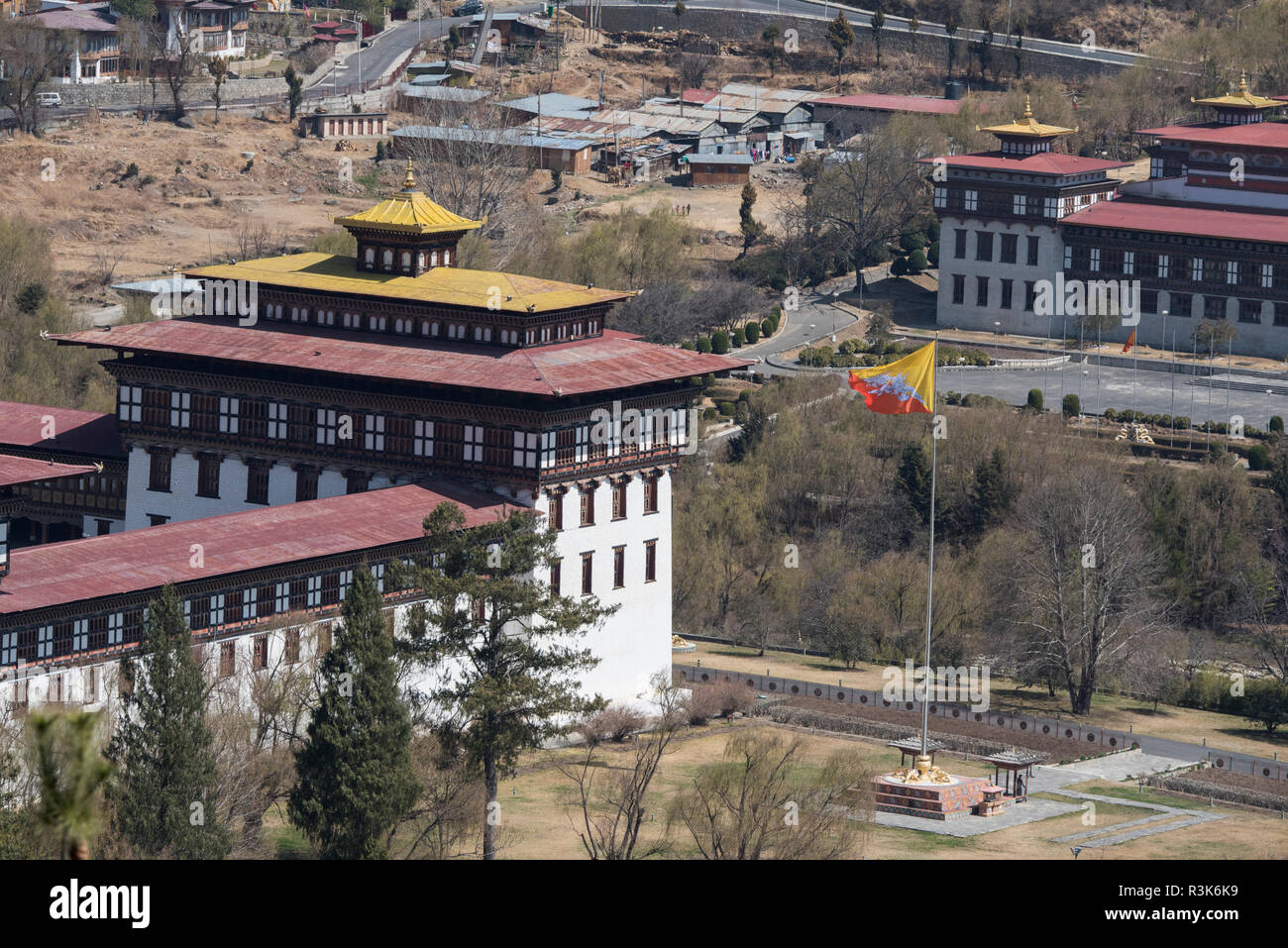 Il Bhutan, Thimphu. Tashichhoedzong (aka Tashichho Dzong) storico monastero buddista e la fortezza che oggi ospita la sede del Bhutan del governo civile. Foto Stock